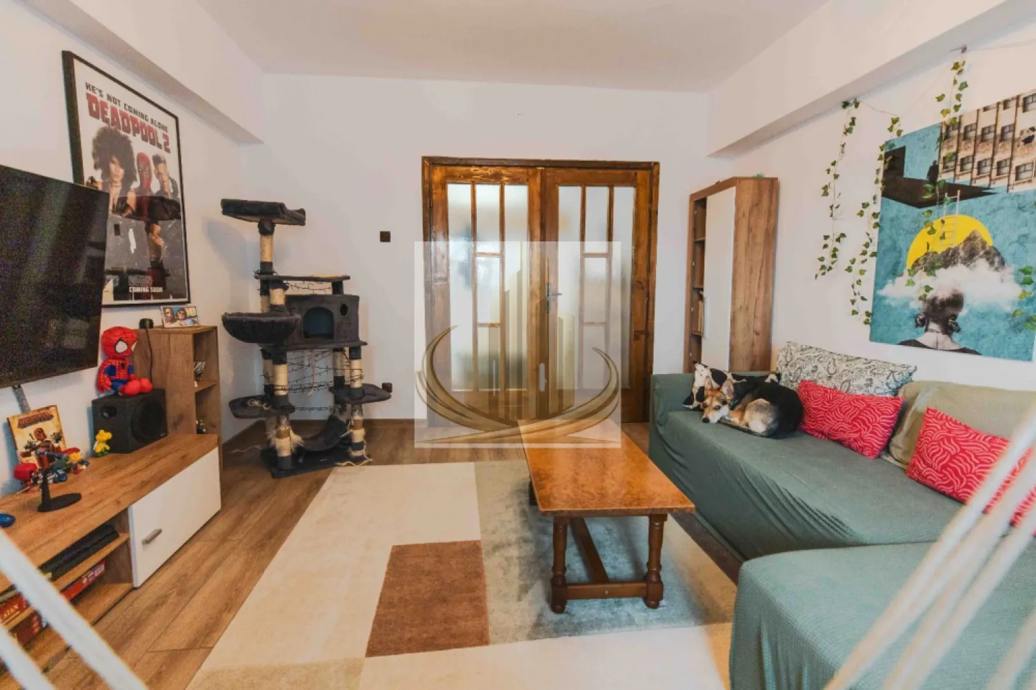 Apartament 4 camere Central 100mp 245000 euro - Grand Mobilis Imobiliare vă propune spre vânzare un apartament deosebit cu 4 camere, situat ultracentral, în zona Piața Mărăști din Timișoara, cu o priveliște superbă către Parcul Botanic.

Cu o suprafață utilă de 95 mp, la care se adaugă două balcoane generoase, de câte 5 mp fiecare, precum și o boxă de depozitare de 15 mp, această proprietate oferă spațiu, confort și o locație premium.

Apartamentul este finisat modern, cu atenție la detalii, fiind pregătit pentru mutare imediată. Compartimentarea practică și luminozitatea naturală îl recomandă atât pentru locuire, cât și pentru investiție.

Avantaje:

4 camere spațioase
95 mp utili
2 balcoane (5 mp fiecare)
Boxă de depozitare de 15 mp
Finisaje moderne
Vedere directă către Parcul Botanic
Locație excelentă, în zona centrală – Piața Mărăști
Acces rapid către centrul orașului, școli, restaurante, mijloace de transport și principalele puncte de interes

Preț: 245.000 €

Pentru mai multe informații sau pentru programarea unei vizionări, contactați Grand Mobilis Imobiliare.

Id Intern CP3211501