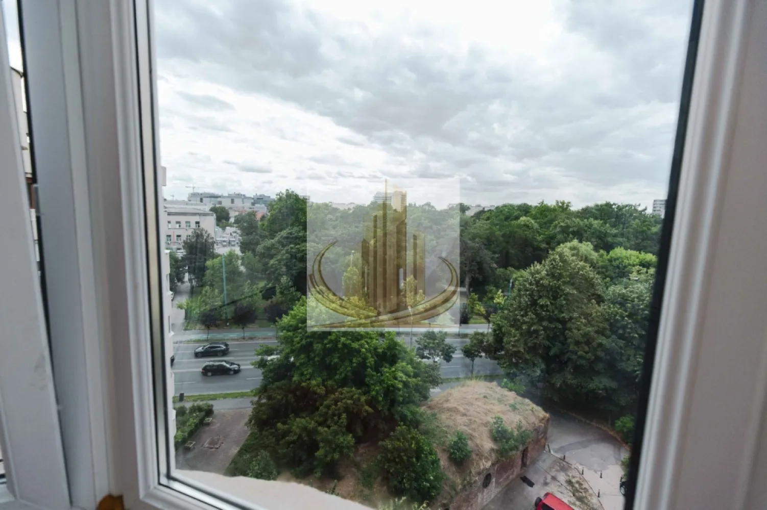 Apartament 4 camere Central 100mp 245000 euro - Grand Mobilis Imobiliare vă propune spre vânzare un apartament deosebit cu 4 camere, situat ultracentral, în zona Piața Mărăști din Timișoara, cu o priveliște superbă către Parcul Botanic.

Cu o suprafață utilă de 95 mp, la care se adaugă două balcoane generoase, de câte 5 mp fiecare, precum și o boxă de depozitare de 15 mp, această proprietate oferă spațiu, confort și o locație premium.

Apartamentul este finisat modern, cu atenție la detalii, fiind pregătit pentru mutare imediată. Compartimentarea practică și luminozitatea naturală îl recomandă atât pentru locuire, cât și pentru investiție.

Avantaje:

4 camere spațioase
95 mp utili
2 balcoane (5 mp fiecare)
Boxă de depozitare de 15 mp
Finisaje moderne
Vedere directă către Parcul Botanic
Locație excelentă, în zona centrală – Piața Mărăști
Acces rapid către centrul orașului, școli, restaurante, mijloace de transport și principalele puncte de interes

Preț: 245.000 €

Pentru mai multe informații sau pentru programarea unei vizionări, contactați Grand Mobilis Imobiliare.

Id Intern CP3211501