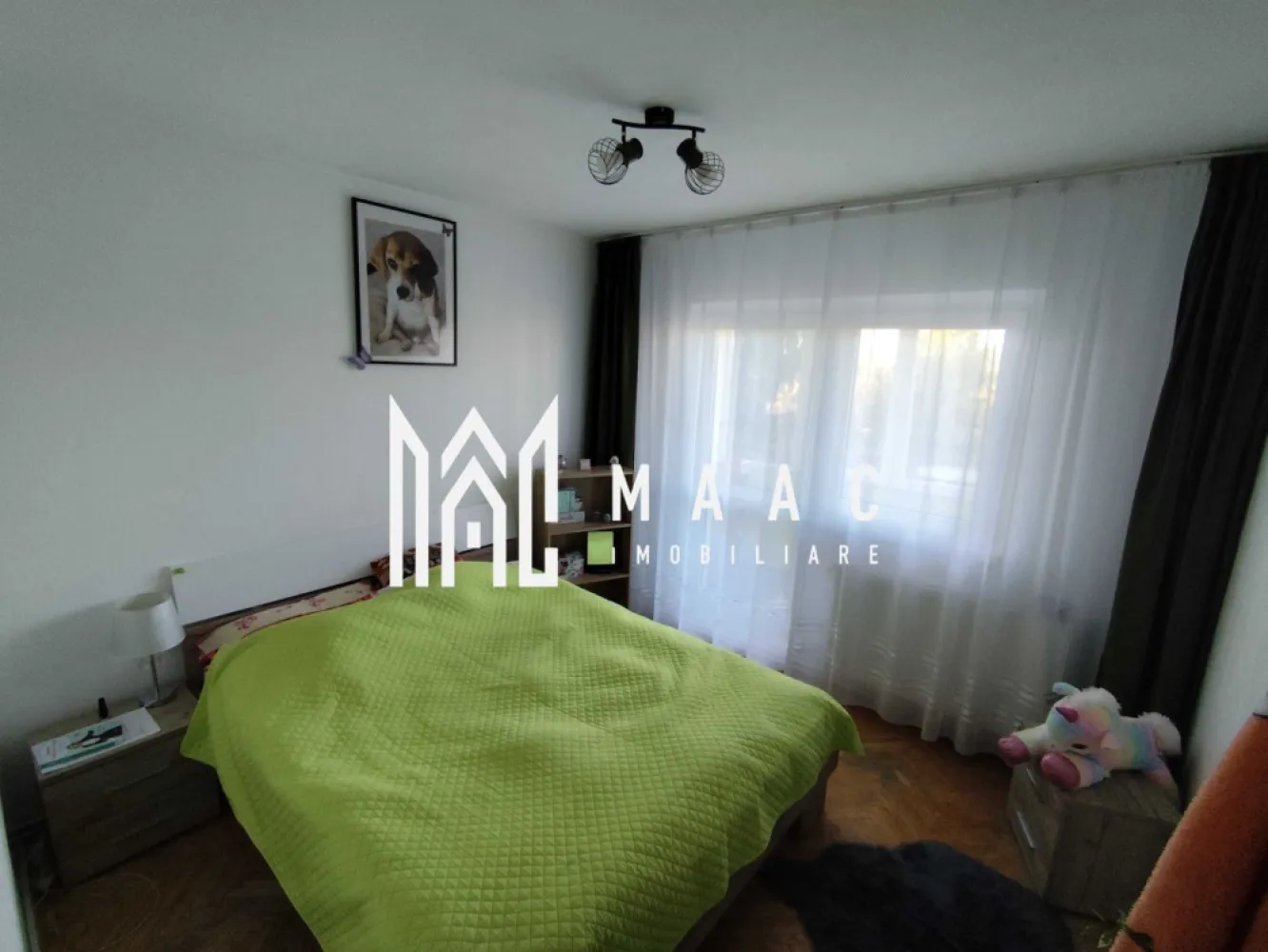 Aparatament 3 camere | Etaj 2 | Decomandat | Calea Poplacii - MAAC Imobiliare vă propune spre vânzare un apartament decomandat cu 3 camere, situat pe Calea Poplăcii, la etajul 2 al unui bloc izolat termic. Un apartament luminos, bine împărțit și foarte primitor, ideal atât pentru o familie, cât și pentru investiție. Locația oferă liniște, acces rapid către puncte de interes și un confort urban echilibrat. Caracteristici principale Suprafață utilă: 54,7 mp 3 camere decomandate – spații bine definite și funcționale Etaj 2/4 – poziție ideală în bloc 2 balcoane – perfecte pentru depozitare sau relaxare Centrală termică proprie – control optim al costurilor Geamuri termopan Încălzire cu calorifere Bloc reabilitat termic Recomandarea noastră O locuință echilibrată, practică și eficientă, într-o zonă în plină dezvoltare, perfectă pentru cei care caută confort și funcționalitate. Pentru mai multe detalii si pentru a programa o vizionare mentionati CP2831877 }}
