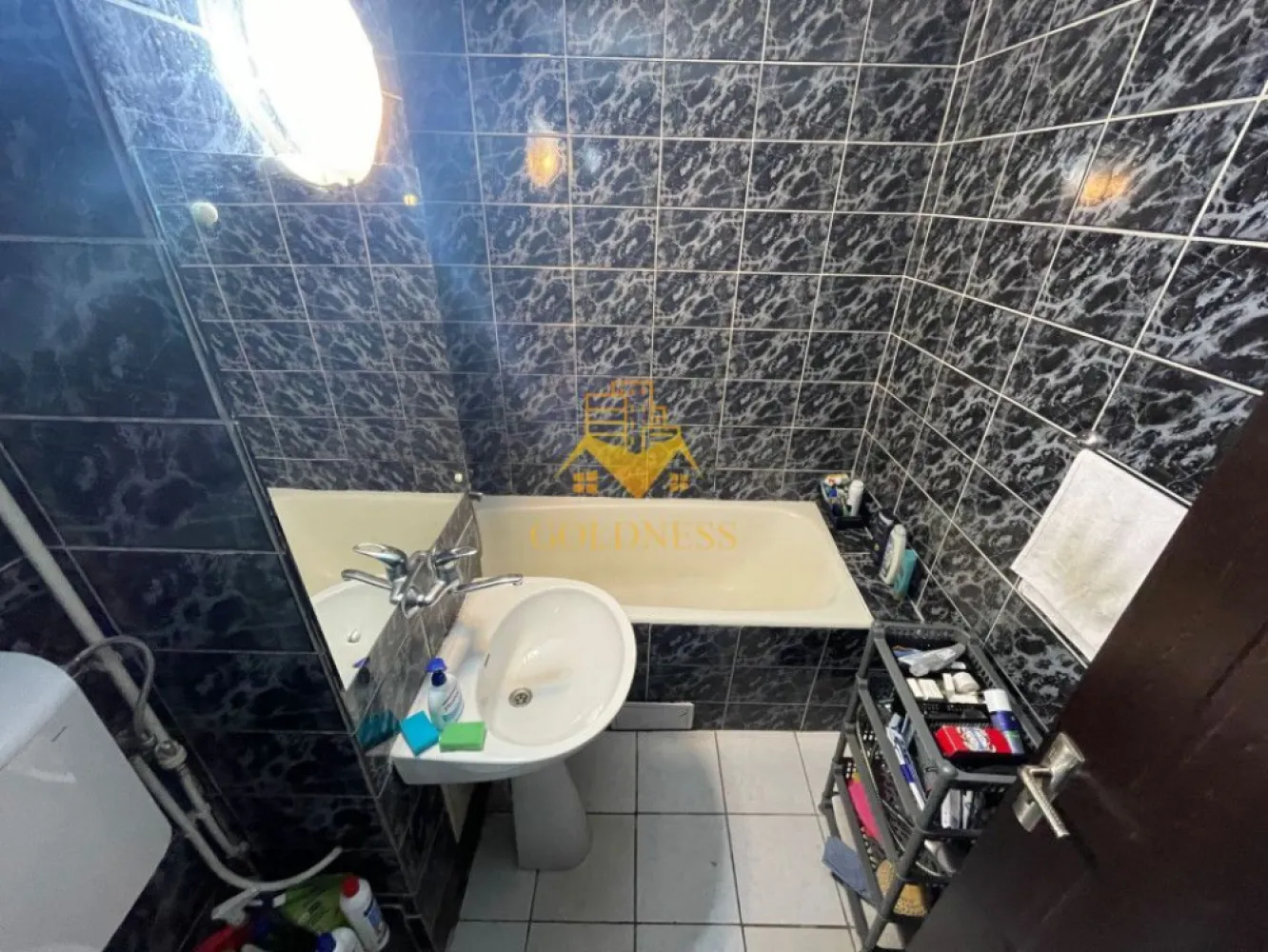 2 camere decomandate, Marasti,Zona Kaufland, Bucuresti, LIDL,OMV - GOLDNESS Imobiliare vă propune spre închiriere un apartament cu 2 camere decomandate, complet mobilat și utilat, parter într-un imobil de 4 etaje, în Cartierul Marasti, in apropiere de Kaufland.
Apartamentul este compartimentat astfel:
- dormitor cu pat matrimonial, dressing spațios, noptiere, birou
- dormitor cu pat matrimonial, dressing, noptiere, birou
- baie cu vană, calorifer port prosop inox și dulap pentru depozitare
- bucătăria complet utilată si mobilata

Imobilul este dotat cu toate cele necesare - centrală proprie, mașină de spălat haine, frigider, plită electrică,hotă, aer condiționat, etc
Se află în apropierea stațiilor de transport în comun, magazine, spații verzi, farmacii, etc.
Dacă sunteți interesați de acest apartament și doriți să îl vizionați, dar și pentru alte oferte sau detalii nu ezitați să ne contactați telefonic sau prin e-mail. Vă stăm la dispoziție!
Pentru intermediere se percepe un comision de 50% din prețul chiriei!