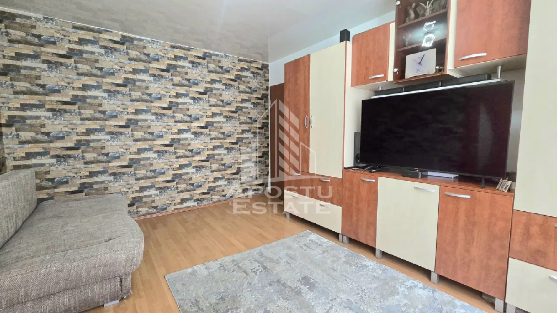 Apartament 2 camere de vanzare, zona Dacia, Timisoara - Agentia Imobiliara Apostu Estate va ofera spre vanzare, in exclusivitate, un apartament cu 2 camere, situat in zona Dacia, Timisoara. 
Zona cunoscuta pentru accesibilitate si proximitatea fata de principalele puncte de interes. La doar 1.3 km fata de Iulius Mall Timisoara.

Proprietatea este situata la etaj intermediar, etajul 4 din 5 al unui imobil anvelopat (izolat exterior).

Dispune de o suprafata utila de 39 mp, la care se adauga um balcon deschis cu dormitorul, de aproximativ 3 mp.

Apartamentul reprezinta o alegere potrivita atat pentru locuinta proprie, cat si pentru investitie, datorita pozitionarii excelente si accesului rapid catre numeroase puncte de interes.

Compartimentare: hol de acces, bucatarie inchisa, living spatios si luminos, dormitor matrimonial cu balcon si baie prevazuta cu cada si geam pentru aerisire.

Apartamentul a fost renovat in anul 2020 si beneficiaza de multiple imbunatatiri realizate pentru cresterea confortului si sigurantei locuintei. Instalatia sanitara a fost schimbata in urma cu aproximativ 4 ani, instalatia termica este realizata din cupru, iar incalzirea se face prin centrala proprie pe gaz, calorifere din otel. De asemenea, tabloul electric a fost schimbat, iar proprietatea dispune de doua stabilizatoare de curent.

Confortul termic este asigurat de centrala termica proprie si unitatea de aer conditionat, ambele montate in urma cu aproximativ un an.

Apartamentul beneficiaza de izolatie exterioara si rulouri din aluminiu, oferind un plus de confort termic, intimitate si eficienta energetica.

Un avantaj suplimentar il reprezinta faptul ca deasupra apartamentului se afla mansarda imobilului, iar acoperisul este realizat din tigla.

Apartamentul se vinde mobilat si utilat, cu exceptia electrocasnicelor mici si a televizorului.

Agentia imobiliara Apostu Estate va ofera consultanta bancara gratuita prin intermediul colaboratorilor nostri, pentru alegerea celui mai potrivit tip de credit, astfel incat tu sa poto deveni noul proprietar al acestui apartament.

Va asteptam cu drag la o vizionare!

ID intern: CP3211147!