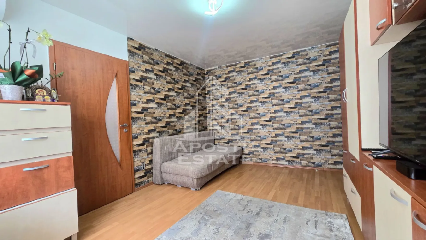 Apartament 2 camere de vanzare, zona Dacia, Timisoara - Agentia Imobiliara Apostu Estate va ofera spre vanzare, in exclusivitate, un apartament cu 2 camere, situat in zona Dacia, Timisoara. 
Zona cunoscuta pentru accesibilitate si proximitatea fata de principalele puncte de interes. La doar 1.3 km fata de Iulius Mall Timisoara.

Proprietatea este situata la etaj intermediar, etajul 4 din 5 al unui imobil anvelopat (izolat exterior).

Dispune de o suprafata utila de 39 mp, la care se adauga um balcon deschis cu dormitorul, de aproximativ 3 mp.

Apartamentul reprezinta o alegere potrivita atat pentru locuinta proprie, cat si pentru investitie, datorita pozitionarii excelente si accesului rapid catre numeroase puncte de interes.

Compartimentare: hol de acces, bucatarie inchisa, living spatios si luminos, dormitor matrimonial cu balcon si baie prevazuta cu cada si geam pentru aerisire.

Apartamentul a fost renovat in anul 2020 si beneficiaza de multiple imbunatatiri realizate pentru cresterea confortului si sigurantei locuintei. Instalatia sanitara a fost schimbata in urma cu aproximativ 4 ani, instalatia termica este realizata din cupru, iar incalzirea se face prin centrala proprie pe gaz, calorifere din otel. De asemenea, tabloul electric a fost schimbat, iar proprietatea dispune de doua stabilizatoare de curent.

Confortul termic este asigurat de centrala termica proprie si unitatea de aer conditionat, ambele montate in urma cu aproximativ un an.

Apartamentul beneficiaza de izolatie exterioara si rulouri din aluminiu, oferind un plus de confort termic, intimitate si eficienta energetica.

Un avantaj suplimentar il reprezinta faptul ca deasupra apartamentului se afla mansarda imobilului, iar acoperisul este realizat din tigla.

Apartamentul se vinde mobilat si utilat, cu exceptia electrocasnicelor mici si a televizorului.

Agentia imobiliara Apostu Estate va ofera consultanta bancara gratuita prin intermediul colaboratorilor nostri, pentru alegerea celui mai potrivit tip de credit, astfel incat tu sa poto deveni noul proprietar al acestui apartament.

Va asteptam cu drag la o vizionare!

ID intern: CP3211147!