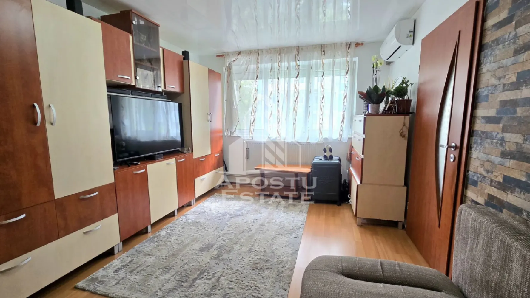 Apartament 2 camere de vanzare, zona Dacia, Timisoara - Agentia Imobiliara Apostu Estate va ofera spre vanzare, in exclusivitate, un apartament cu 2 camere, situat in zona Dacia, Timisoara. 
Zona cunoscuta pentru accesibilitate si proximitatea fata de principalele puncte de interes. La doar 1.3 km fata de Iulius Mall Timisoara.

Proprietatea este situata la etaj intermediar, etajul 4 din 5 al unui imobil anvelopat (izolat exterior).

Dispune de o suprafata utila de 39 mp, la care se adauga um balcon deschis cu dormitorul, de aproximativ 3 mp.

Apartamentul reprezinta o alegere potrivita atat pentru locuinta proprie, cat si pentru investitie, datorita pozitionarii excelente si accesului rapid catre numeroase puncte de interes.

Compartimentare: hol de acces, bucatarie inchisa, living spatios si luminos, dormitor matrimonial cu balcon si baie prevazuta cu cada si geam pentru aerisire.

Apartamentul a fost renovat in anul 2020 si beneficiaza de multiple imbunatatiri realizate pentru cresterea confortului si sigurantei locuintei. Instalatia sanitara a fost schimbata in urma cu aproximativ 4 ani, instalatia termica este realizata din cupru, iar incalzirea se face prin centrala proprie pe gaz, calorifere din otel. De asemenea, tabloul electric a fost schimbat, iar proprietatea dispune de doua stabilizatoare de curent.

Confortul termic este asigurat de centrala termica proprie si unitatea de aer conditionat, ambele montate in urma cu aproximativ un an.

Apartamentul beneficiaza de izolatie exterioara si rulouri din aluminiu, oferind un plus de confort termic, intimitate si eficienta energetica.

Un avantaj suplimentar il reprezinta faptul ca deasupra apartamentului se afla mansarda imobilului, iar acoperisul este realizat din tigla.

Apartamentul se vinde mobilat si utilat, cu exceptia electrocasnicelor mici si a televizorului.

Agentia imobiliara Apostu Estate va ofera consultanta bancara gratuita prin intermediul colaboratorilor nostri, pentru alegerea celui mai potrivit tip de credit, astfel incat tu sa poto deveni noul proprietar al acestui apartament.

Va asteptam cu drag la o vizionare!

ID intern: CP3211147!