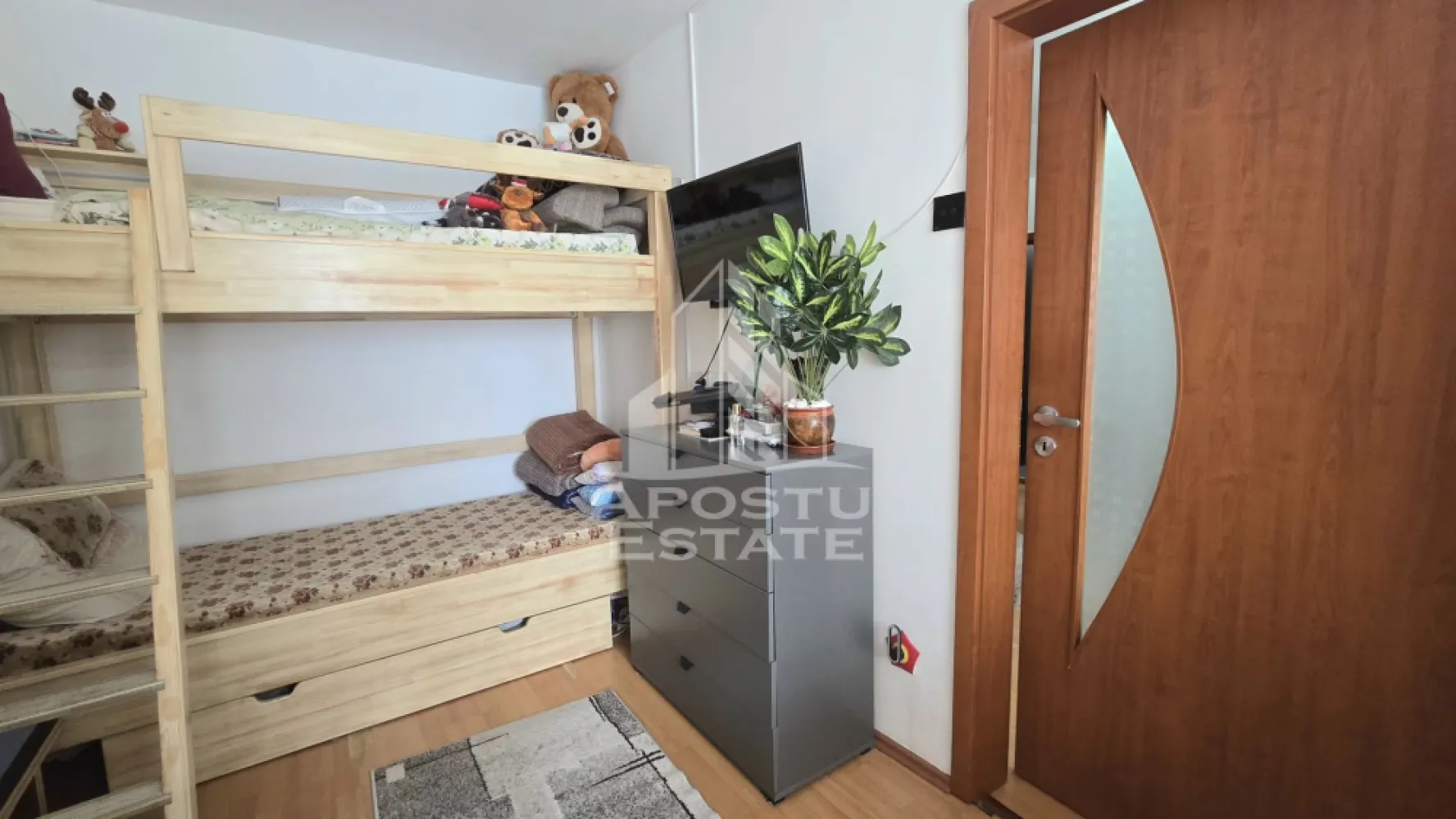 Apartament 2 camere de vanzare, zona Dacia, Timisoara - Agentia Imobiliara Apostu Estate va ofera spre vanzare, in exclusivitate, un apartament cu 2 camere, situat in zona Dacia, Timisoara. 
Zona cunoscuta pentru accesibilitate si proximitatea fata de principalele puncte de interes. La doar 1.3 km fata de Iulius Mall Timisoara.

Proprietatea este situata la etaj intermediar, etajul 4 din 5 al unui imobil anvelopat (izolat exterior).

Dispune de o suprafata utila de 39 mp, la care se adauga um balcon deschis cu dormitorul, de aproximativ 3 mp.

Apartamentul reprezinta o alegere potrivita atat pentru locuinta proprie, cat si pentru investitie, datorita pozitionarii excelente si accesului rapid catre numeroase puncte de interes.

Compartimentare: hol de acces, bucatarie inchisa, living spatios si luminos, dormitor matrimonial cu balcon si baie prevazuta cu cada si geam pentru aerisire.

Apartamentul a fost renovat in anul 2020 si beneficiaza de multiple imbunatatiri realizate pentru cresterea confortului si sigurantei locuintei. Instalatia sanitara a fost schimbata in urma cu aproximativ 4 ani, instalatia termica este realizata din cupru, iar incalzirea se face prin centrala proprie pe gaz, calorifere din otel. De asemenea, tabloul electric a fost schimbat, iar proprietatea dispune de doua stabilizatoare de curent.

Confortul termic este asigurat de centrala termica proprie si unitatea de aer conditionat, ambele montate in urma cu aproximativ un an.

Apartamentul beneficiaza de izolatie exterioara si rulouri din aluminiu, oferind un plus de confort termic, intimitate si eficienta energetica.

Un avantaj suplimentar il reprezinta faptul ca deasupra apartamentului se afla mansarda imobilului, iar acoperisul este realizat din tigla.

Apartamentul se vinde mobilat si utilat, cu exceptia electrocasnicelor mici si a televizorului.

Agentia imobiliara Apostu Estate va ofera consultanta bancara gratuita prin intermediul colaboratorilor nostri, pentru alegerea celui mai potrivit tip de credit, astfel incat tu sa poto deveni noul proprietar al acestui apartament.

Va asteptam cu drag la o vizionare!

ID intern: CP3211147!