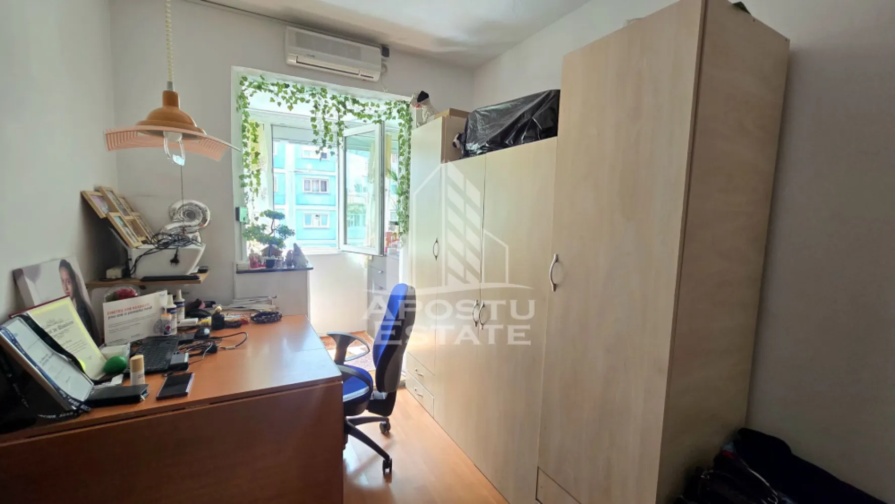 Apartament 2 camere de vanzare, zona Dacia, Timisoara - Agentia Imobiliara Apostu Estate va ofera spre vanzare, in exclusivitate, un apartament cu 2 camere, situat in zona Dacia, Timisoara. 
Zona cunoscuta pentru accesibilitate si proximitatea fata de principalele puncte de interes. La doar 1.3 km fata de Iulius Mall Timisoara.

Proprietatea este situata la etaj intermediar, etajul 4 din 5 al unui imobil anvelopat (izolat exterior).

Dispune de o suprafata utila de 39 mp, la care se adauga um balcon deschis cu dormitorul, de aproximativ 3 mp.

Apartamentul reprezinta o alegere potrivita atat pentru locuinta proprie, cat si pentru investitie, datorita pozitionarii excelente si accesului rapid catre numeroase puncte de interes.

Compartimentare: hol de acces, bucatarie inchisa, living spatios si luminos, dormitor matrimonial cu balcon si baie prevazuta cu cada si geam pentru aerisire.

Apartamentul a fost renovat in anul 2020 si beneficiaza de multiple imbunatatiri realizate pentru cresterea confortului si sigurantei locuintei. Instalatia sanitara a fost schimbata in urma cu aproximativ 4 ani, instalatia termica este realizata din cupru, iar incalzirea se face prin centrala proprie pe gaz, calorifere din otel. De asemenea, tabloul electric a fost schimbat, iar proprietatea dispune de doua stabilizatoare de curent.

Confortul termic este asigurat de centrala termica proprie si unitatea de aer conditionat, ambele montate in urma cu aproximativ un an.

Apartamentul beneficiaza de izolatie exterioara si rulouri din aluminiu, oferind un plus de confort termic, intimitate si eficienta energetica.

Un avantaj suplimentar il reprezinta faptul ca deasupra apartamentului se afla mansarda imobilului, iar acoperisul este realizat din tigla.

Apartamentul se vinde mobilat si utilat, cu exceptia electrocasnicelor mici si a televizorului.

Agentia imobiliara Apostu Estate va ofera consultanta bancara gratuita prin intermediul colaboratorilor nostri, pentru alegerea celui mai potrivit tip de credit, astfel incat tu sa poto deveni noul proprietar al acestui apartament.

Va asteptam cu drag la o vizionare!

ID intern: CP3211147!