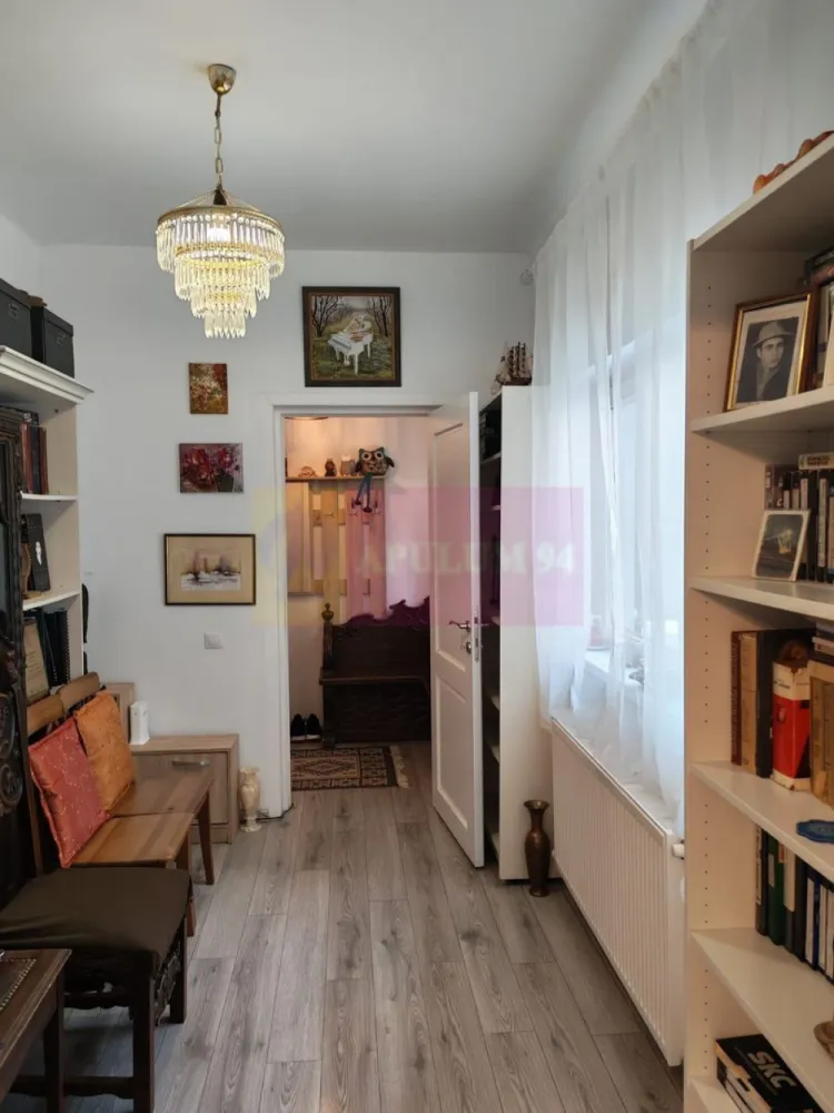 Foisorul de Foc-Mosilor, apartament de 2 camere - Va oferim spre vanzare un apartament de 2 camere la Foisorul de Foc, la etajul 1/P+1+M, bloc consolidat, si apartamentul renovat in 2022, cu instalatii electrice si sanitare noi, dispune de Centrala Termica proprie Vaillant. 
Are boxa la demisol cu geam de 7mp.
Se vinde cu bucataria mobilata. 
Toate actele sunt pregatite pentru vanzare.
Imobilul nu are Risc seismic.
Pentru detalii si vizionari contactati agentul Dona Camelia 0733683461