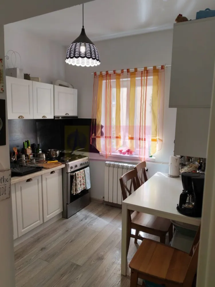 Foisorul de Foc-Mosilor, apartament de 2 camere - Va oferim spre vanzare un apartament de 2 camere la Foisorul de Foc, la etajul 1/P+1+M, bloc consolidat, si apartamentul renovat in 2022, cu instalatii electrice si sanitare noi, dispune de Centrala Termica proprie Vaillant. 
Are boxa la demisol cu geam de 7mp.
Se vinde cu bucataria mobilata. 
Toate actele sunt pregatite pentru vanzare.
Imobilul nu are Risc seismic.
Pentru detalii si vizionari contactati agentul Dona Camelia 0733683461