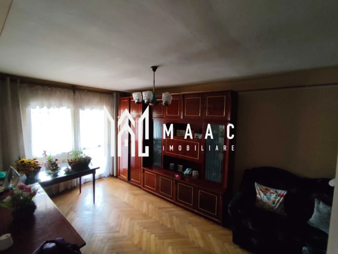 Aparatament 3 camere | Etaj 2 | Decomandat | Calea Poplacii - MAAC Imobiliare vă propune spre vânzare un apartament decomandat cu 3 camere, situat pe Calea Poplăcii, la etajul 2 al unui bloc izolat termic. Un apartament luminos, bine împărțit și foarte primitor, ideal atât pentru o familie, cât și pentru investiție. Locația oferă liniște, acces rapid către puncte de interes și un confort urban echilibrat. Caracteristici principale Suprafață utilă: 54,7 mp 3 camere decomandate – spații bine definite și funcționale Etaj 2/4 – poziție ideală în bloc 2 balcoane – perfecte pentru depozitare sau relaxare Centrală termică proprie – control optim al costurilor Geamuri termopan Încălzire cu calorifere Bloc reabilitat termic Recomandarea noastră O locuință echilibrată, practică și eficientă, într-o zonă în plină dezvoltare, perfectă pentru cei care caută confort și funcționalitate. Pentru mai multe detalii si pentru a programa o vizionare mentionati CP2831877 }}