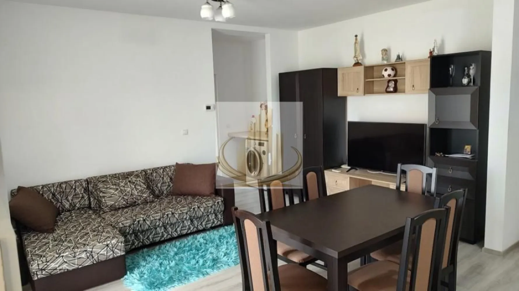 Apartament 2 camere, Giroc-Braytim - 🏡GRAND MOBILIS vă propune spre vânzare un apartament cu 2 camere, situat în Giroc, zona Braytim.

Apartamentul este amplasat la parterul unui imobil construit în anul 2018 și are o suprafață utilă de 48 mp, la care se adaugă un loc de parcare înscris în Cartea Funciară.

Compartimentare:

* Hol
* Living open-space cu bucătărie
* Dormitor
* Baie
* Balcon

Avantaje:
✔ Se vinde complet mobilat și utilat, exact ca în fotografii.
✔ Loc de parcare inclus în preț.
✔ Zonă liniștită, cu acces facil către oraș, magazine, școli și mijloace de transport.

📞 Pentru mai multe informații și programarea unei vizionări, echipa Grand Mobilis vă stă la dispoziție.
ID intern CP3211522