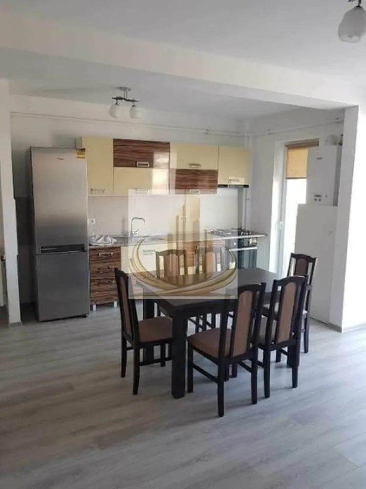 Apartament 2 camere, Giroc-Braytim - 🏡GRAND MOBILIS vă propune spre vânzare un apartament cu 2 camere, situat în Giroc, zona Braytim.

Apartamentul este amplasat la parterul unui imobil construit în anul 2018 și are o suprafață utilă de 48 mp, la care se adaugă un loc de parcare înscris în Cartea Funciară.

Compartimentare:

* Hol
* Living open-space cu bucătărie
* Dormitor
* Baie
* Balcon

Avantaje:
✔ Se vinde complet mobilat și utilat, exact ca în fotografii.
✔ Loc de parcare inclus în preț.
✔ Zonă liniștită, cu acces facil către oraș, magazine, școli și mijloace de transport.

📞 Pentru mai multe informații și programarea unei vizionări, echipa Grand Mobilis vă stă la dispoziție.
ID intern CP3211522
