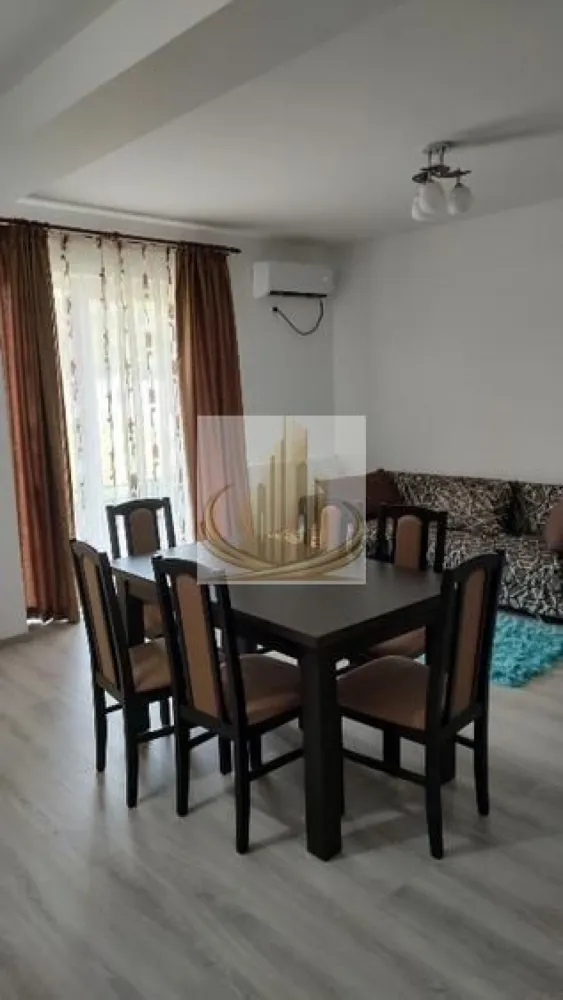 Apartament 2 camere, Giroc-Braytim - 🏡GRAND MOBILIS vă propune spre vânzare un apartament cu 2 camere, situat în Giroc, zona Braytim.

Apartamentul este amplasat la parterul unui imobil construit în anul 2018 și are o suprafață utilă de 48 mp, la care se adaugă un loc de parcare înscris în Cartea Funciară.

Compartimentare:

* Hol
* Living open-space cu bucătărie
* Dormitor
* Baie
* Balcon

Avantaje:
✔ Se vinde complet mobilat și utilat, exact ca în fotografii.
✔ Loc de parcare inclus în preț.
✔ Zonă liniștită, cu acces facil către oraș, magazine, școli și mijloace de transport.

📞 Pentru mai multe informații și programarea unei vizionări, echipa Grand Mobilis vă stă la dispoziție.
ID intern CP3211522