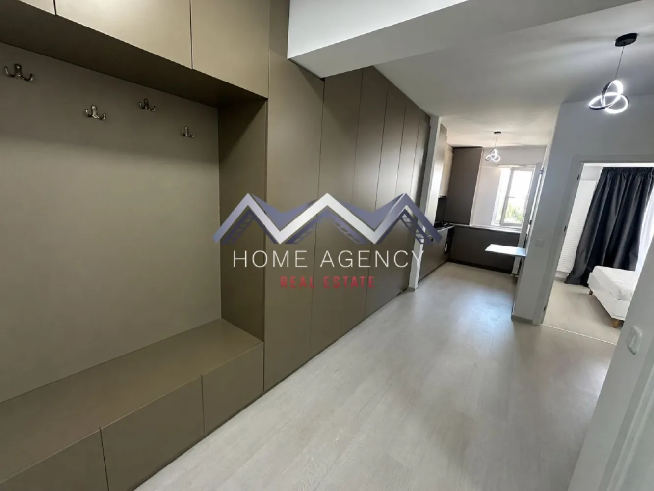 Apartament 2 camere | prima închiriere | Otopeni central - Vă prezentăm un apartament cu 2 camere, aflat la prima închiriere, situat într-o zonă centrală din Otopeni, ideal pentru persoanele care își doresc confortul unei locuințe noi, cu acces rapid către principalele puncte de interes din Nordul Capitalei.

Apartamentul este amplasat într-un imobil finalizat recent și se remarcă prin compartimentarea eficientă, finisajele moderne și spațiile generoase de depozitare. Încă de la intrare, holul impresionează prin dressing-ul extrem de generos, oferind suficient spațiu pentru organizarea lucrurilor de zi cu zi.

Zona de living este separată de bucătăria complet mobilată și utilată, astfel încât fiecare spațiu își păstrează funcționalitatea și intimitatea. Dormitorul beneficiază de acces direct către balcon, locul perfect pentru a vă bucura de cafeaua de dimineață sau de câteva momente de relaxare la finalul zilei. În plus, apartamentul beneficiază și un loc de parcare privat, pentru un plus de confort.

Poziționarea într-o zonă centrală din Otopeni oferă acces facil către supermarketuri, restaurante, mijloace de transport (stație Linia Albastră chiar în fața complexului) și principalele artere de circulație către București și Aeroportul Internațional Henri Coandă, făcând această proprietate potrivită atât pentru persoanele care lucrează în proximitate, cât și pentru cei care își doresc să locuiască într-o zonă liniștită, fără a renunța la avantajele proximității față de oraș.

În prezent, sunt disponibile două apartamente identice, situate la etajele 1 și 2 ale imobilului, reprezentând o oportunitate excelentă pentru cei care caută o locuință nouă, modernă și pregătită pentru mutare imediată.

Programează acum o vizionare!