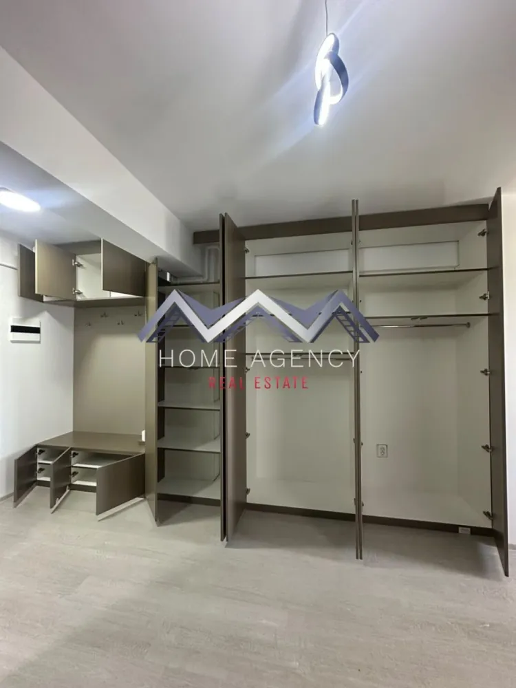Apartament 2 camere | prima închiriere | Otopeni central - Vă prezentăm un apartament cu 2 camere, aflat la prima închiriere, situat într-o zonă centrală din Otopeni, ideal pentru persoanele care își doresc confortul unei locuințe noi, cu acces rapid către principalele puncte de interes din Nordul Capitalei.

Apartamentul este amplasat într-un imobil finalizat recent și se remarcă prin compartimentarea eficientă, finisajele moderne și spațiile generoase de depozitare. Încă de la intrare, holul impresionează prin dressing-ul extrem de generos, oferind suficient spațiu pentru organizarea lucrurilor de zi cu zi.

Zona de living este separată de bucătăria complet mobilată și utilată, astfel încât fiecare spațiu își păstrează funcționalitatea și intimitatea. Dormitorul beneficiază de acces direct către balcon, locul perfect pentru a vă bucura de cafeaua de dimineață sau de câteva momente de relaxare la finalul zilei. În plus, apartamentul beneficiază și un loc de parcare privat, pentru un plus de confort.

Poziționarea într-o zonă centrală din Otopeni oferă acces facil către supermarketuri, restaurante, mijloace de transport (stație Linia Albastră chiar în fața complexului) și principalele artere de circulație către București și Aeroportul Internațional Henri Coandă, făcând această proprietate potrivită atât pentru persoanele care lucrează în proximitate, cât și pentru cei care își doresc să locuiască într-o zonă liniștită, fără a renunța la avantajele proximității față de oraș.

În prezent, sunt disponibile două apartamente identice, situate la etajele 1 și 2 ale imobilului, reprezentând o oportunitate excelentă pentru cei care caută o locuință nouă, modernă și pregătită pentru mutare imediată.

Programează acum o vizionare!
