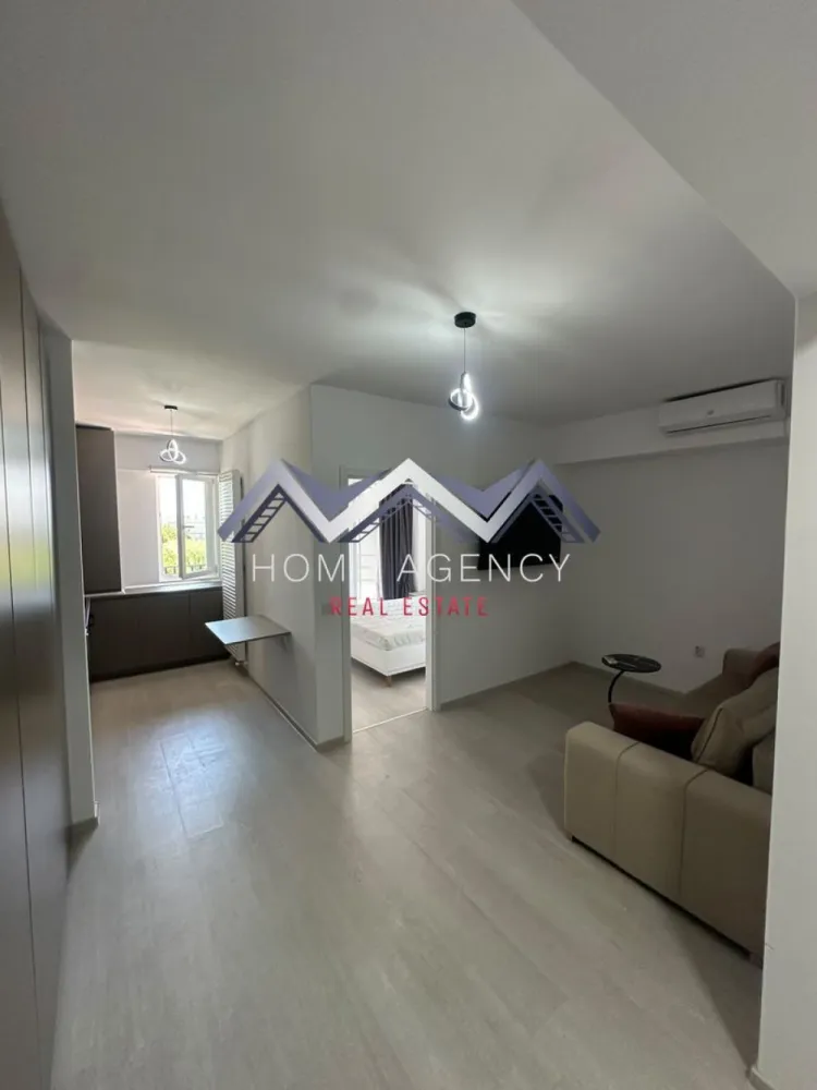 Apartament 2 camere | prima închiriere | Otopeni central - Vă prezentăm un apartament cu 2 camere, aflat la prima închiriere, situat într-o zonă centrală din Otopeni, ideal pentru persoanele care își doresc confortul unei locuințe noi, cu acces rapid către principalele puncte de interes din Nordul Capitalei.

Apartamentul este amplasat într-un imobil finalizat recent și se remarcă prin compartimentarea eficientă, finisajele moderne și spațiile generoase de depozitare. Încă de la intrare, holul impresionează prin dressing-ul extrem de generos, oferind suficient spațiu pentru organizarea lucrurilor de zi cu zi.

Zona de living este separată de bucătăria complet mobilată și utilată, astfel încât fiecare spațiu își păstrează funcționalitatea și intimitatea. Dormitorul beneficiază de acces direct către balcon, locul perfect pentru a vă bucura de cafeaua de dimineață sau de câteva momente de relaxare la finalul zilei. În plus, apartamentul beneficiază și un loc de parcare privat, pentru un plus de confort.

Poziționarea într-o zonă centrală din Otopeni oferă acces facil către supermarketuri, restaurante, mijloace de transport (stație Linia Albastră chiar în fața complexului) și principalele artere de circulație către București și Aeroportul Internațional Henri Coandă, făcând această proprietate potrivită atât pentru persoanele care lucrează în proximitate, cât și pentru cei care își doresc să locuiască într-o zonă liniștită, fără a renunța la avantajele proximității față de oraș.

În prezent, sunt disponibile două apartamente identice, situate la etajele 1 și 2 ale imobilului, reprezentând o oportunitate excelentă pentru cei care caută o locuință nouă, modernă și pregătită pentru mutare imediată.

Programează acum o vizionare!