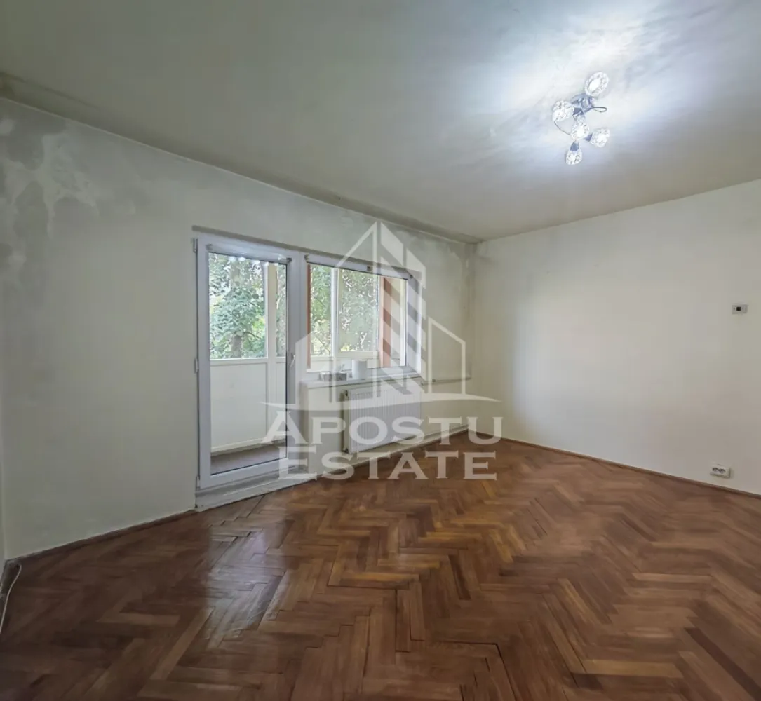 Apartament de vanzare cu 3 camere, 2 bai, 2 balcoane, zona Aradului - APOSTU ESTATE va propune spre vanzare un apartament semidecomandat cu 3 camere, 2 bai, situat la parterul unui imobil din zona Aradului, localitatea Timisoara, Timis. La doar cateva minute fata de Iulius Mall Timisoara.

Apartamentul dispune de o suprafata de 67 mpu si este compartimentat astfel:
- hol de acces 
- dormitor 
- baie de serviciu 
- living spatios si luminos cu acces la balconul inchis in termopan 
- bucatarie prevazuta cu loc de luat masa și camara 
- hol intermediar 
- dormitor 
- baie cu geam si cada

Confortul termic este asigurat prin termoficare, dar exista posibilitatea montarii centralei termice.
 Apartamentul se vinde nemobilat și necesita renovare.

Distante:
- Mijloc transport in comun la 5 minute de mers pe jos
- PROFI, farmacii si alte magazine la 5 minute de mers pe jos
- Iulius Mall la 12 minute 
- Piata Unirii la 11 minute cu masina.

Agentia imobiliara Apostu Estate va ofera consultanta bancara gratuita prin intermediul colaboratorilor nostri pentru alegerea celui mai potrivit tip de credit, astfel incat tu sa devi noul proprietar al acestui apartament.

Va asteptam cu drag la vizionare!