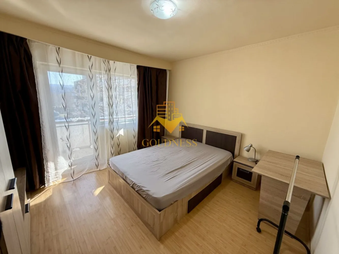 2 camere decomandate, parcare, Pet Friendly, Intre lacuri Leroy Merlin - GOLDNESS Imobiliare va propune spre inchiriere un apartament cu 2 camere complet mobilat si utilat, la etajul 2 intr-un imobil de 4 etaje, in Cartierul Intre lacuri . Dispune de loc de parcare! Se afla in apropierea statiilor de transport in comun, magazine, restaurante, spatii verzi, farmacii, etc. Apartamentul este compartimentat astfel: - dormitor cu pat matrimonial, dressing, noptiere -dormitor cu canapea extensibila, comoda, birou - bucatarie complet utilata si mobilata, loc de servit masa - baie cu cada, calorifer port prosop si dulap pentru depozitare. - 2 balcoane 10 mp. Imobilul este dotat cu toate cele necesare- centrala proprie, frigider, aragaz, hota, masina de spalat haine, etc. Daca sunteti interesati de acest apartament si doriti sa il vizionati, dar si pentru alte oferte nu ezitati sa ne contactati telefonic sau prin e-mail. Va stam la dispozitie! Pentru intermediere se percepe un comision de 50% din pretul chiriei! }}