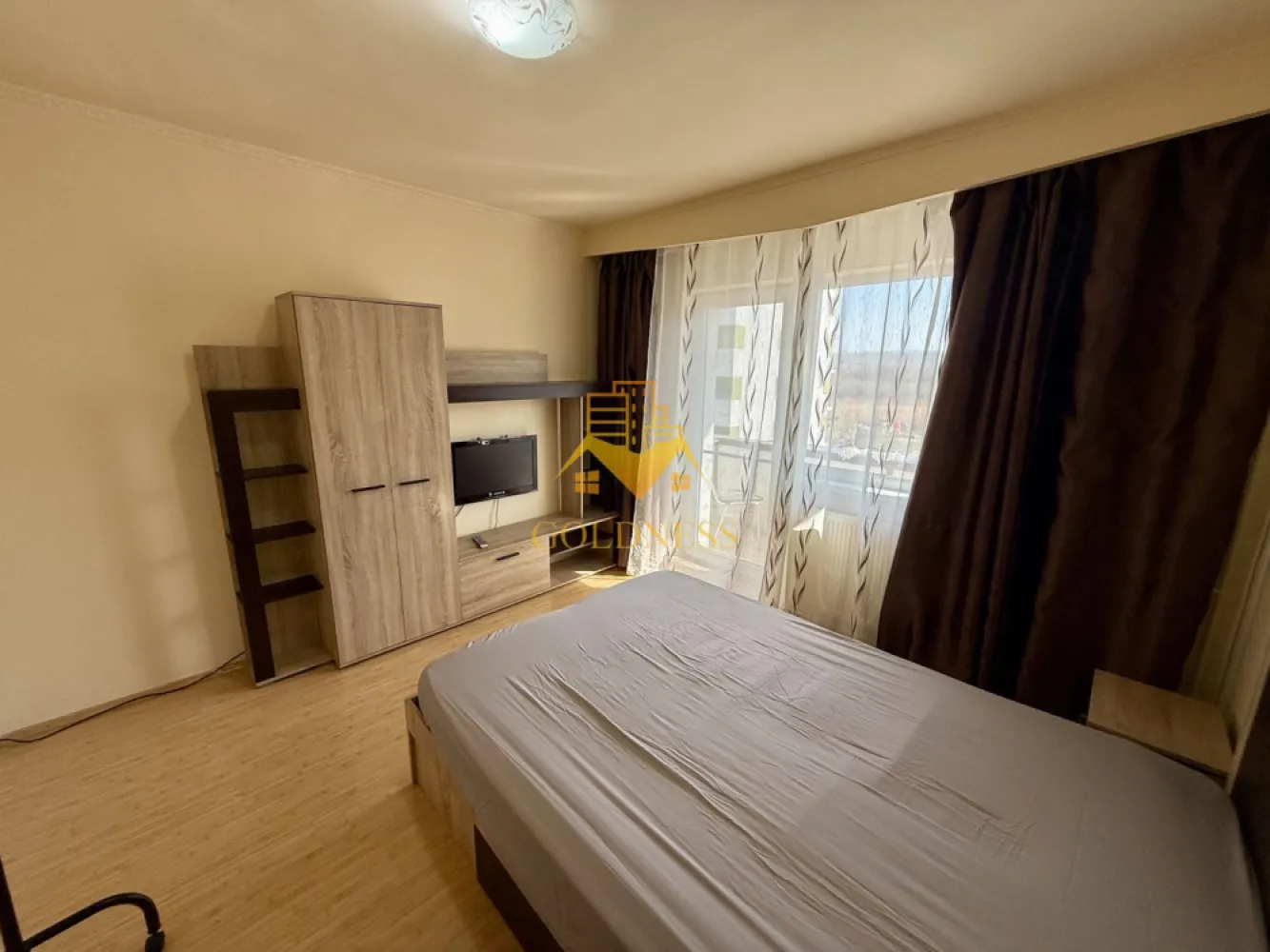 2 camere decomandate, parcare, Pet Friendly, Intre lacuri Leroy Merlin - GOLDNESS Imobiliare va propune spre inchiriere un apartament cu 2 camere complet mobilat si utilat, la etajul 2 intr-un imobil de 4 etaje, in Cartierul Intre lacuri . Dispune de loc de parcare! Se afla in apropierea statiilor de transport in comun, magazine, restaurante, spatii verzi, farmacii, etc. Apartamentul este compartimentat astfel: - dormitor cu pat matrimonial, dressing, noptiere -dormitor cu canapea extensibila, comoda, birou - bucatarie complet utilata si mobilata, loc de servit masa - baie cu cada, calorifer port prosop si dulap pentru depozitare. - 2 balcoane 10 mp. Imobilul este dotat cu toate cele necesare- centrala proprie, frigider, aragaz, hota, masina de spalat haine, etc. Daca sunteti interesati de acest apartament si doriti sa il vizionati, dar si pentru alte oferte nu ezitati sa ne contactati telefonic sau prin e-mail. Va stam la dispozitie! Pentru intermediere se percepe un comision de 50% din pretul chiriei! }}