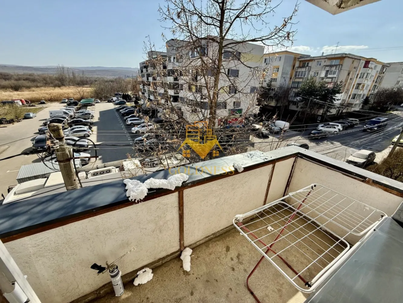 2 camere decomandate, parcare, Pet Friendly, Intre lacuri Leroy Merlin - GOLDNESS Imobiliare va propune spre inchiriere un apartament cu 2 camere complet mobilat si utilat, la etajul 2 intr-un imobil de 4 etaje, in Cartierul Intre lacuri . Dispune de loc de parcare! Se afla in apropierea statiilor de transport in comun, magazine, restaurante, spatii verzi, farmacii, etc. Apartamentul este compartimentat astfel: - dormitor cu pat matrimonial, dressing, noptiere -dormitor cu canapea extensibila, comoda, birou - bucatarie complet utilata si mobilata, loc de servit masa - baie cu cada, calorifer port prosop si dulap pentru depozitare. - 2 balcoane 10 mp. Imobilul este dotat cu toate cele necesare- centrala proprie, frigider, aragaz, hota, masina de spalat haine, etc. Daca sunteti interesati de acest apartament si doriti sa il vizionati, dar si pentru alte oferte nu ezitati sa ne contactati telefonic sau prin e-mail. Va stam la dispozitie! Pentru intermediere se percepe un comision de 50% din pretul chiriei! }}