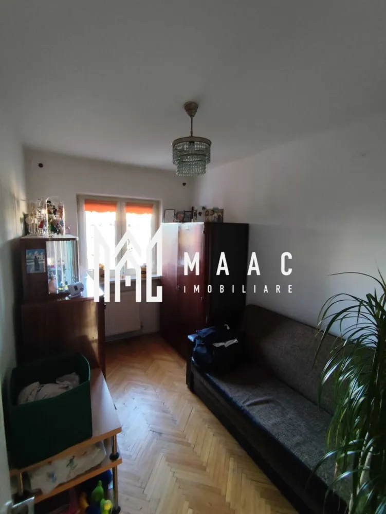 Aparatament 3 camere | Etaj 2 | Decomandat | Calea Poplacii - MAAC Imobiliare vă propune spre vânzare un apartament decomandat cu 3 camere, situat pe Calea Poplăcii, la etajul 2 al unui bloc izolat termic. Un apartament luminos, bine împărțit și foarte primitor, ideal atât pentru o familie, cât și pentru investiție. Locația oferă liniște, acces rapid către puncte de interes și un confort urban echilibrat. Caracteristici principale Suprafață utilă: 54,7 mp 3 camere decomandate – spații bine definite și funcționale Etaj 2/4 – poziție ideală în bloc 2 balcoane – perfecte pentru depozitare sau relaxare Centrală termică proprie – control optim al costurilor Geamuri termopan Încălzire cu calorifere Bloc reabilitat termic Recomandarea noastră O locuință echilibrată, practică și eficientă, într-o zonă în plină dezvoltare, perfectă pentru cei care caută confort și funcționalitate. Pentru mai multe detalii si pentru a programa o vizionare mentionati CP2831877 }}
