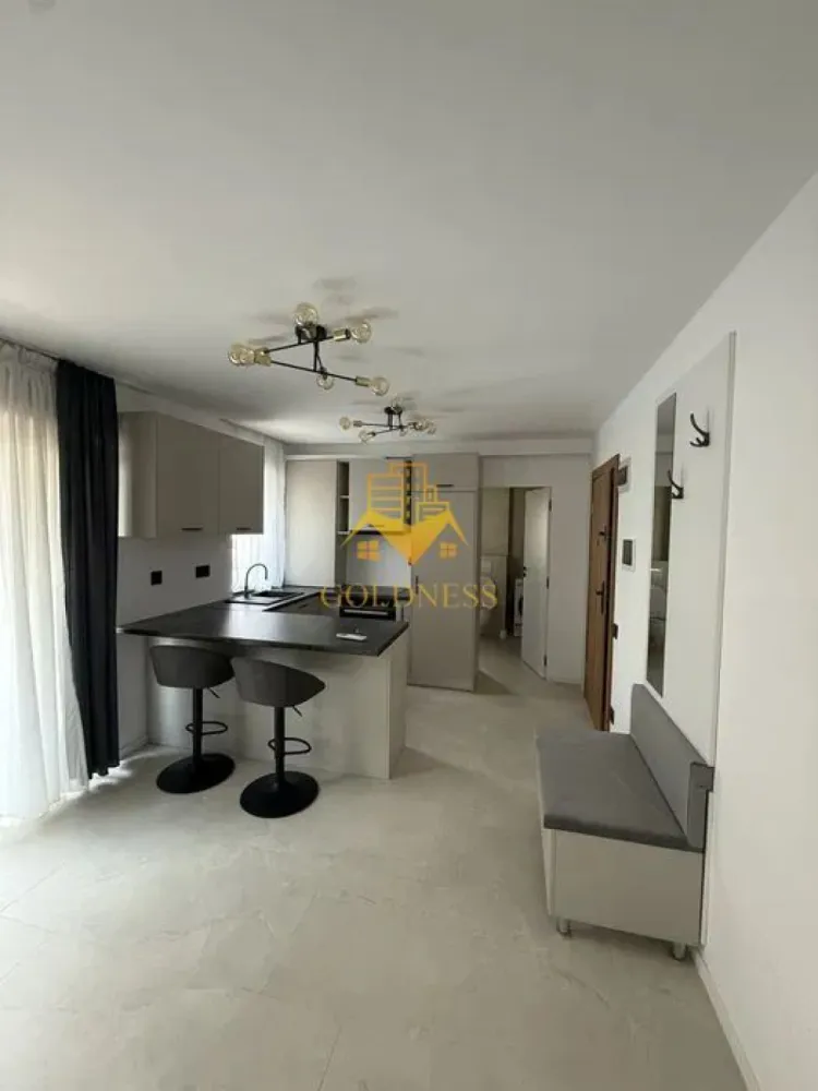 O camera, FSEGA, Iulius Mall, Parcare, Bloc nou, Dorobantilor, Profi. - GOLDNESS Imobiliare vă propune spre închiriere un apartament cu o camera complet mobilata și utilata, la etajul 2 într-un imobil de 5 etaje, în Cartierul Marasti .
Dispune de loc de parcare contracost 50E!
Se află în apropierea stațiilor de transport în comun, magazine, restaurante, spații verzi, farmacii, etc. 

Apartamentul este compartimentat astfel:
 - dormitor cu pat matrimonial, dressing, noptiere
 - bucatarie complet utilată și mobilată, loc de servit masa 
 - baie cu dus walk-in calorifer port prosop și dulap pentru depozitare.
 - balcon 7 mp.

Imobilul este dotat cu toate cele necesare- centrală proprie, frigider, aragaz, hotă, mașină de spălat haine, etc. 

Dacă sunteți interesați de acest apartament și doriți să îl vizionați, dar și pentru alte oferte nu ezitați să ne contactați telefonic sau prin e-mail. Vă stăm la dispoziție!
Pentru intermediere se percepe un comision de 50% din prețul chiriei!