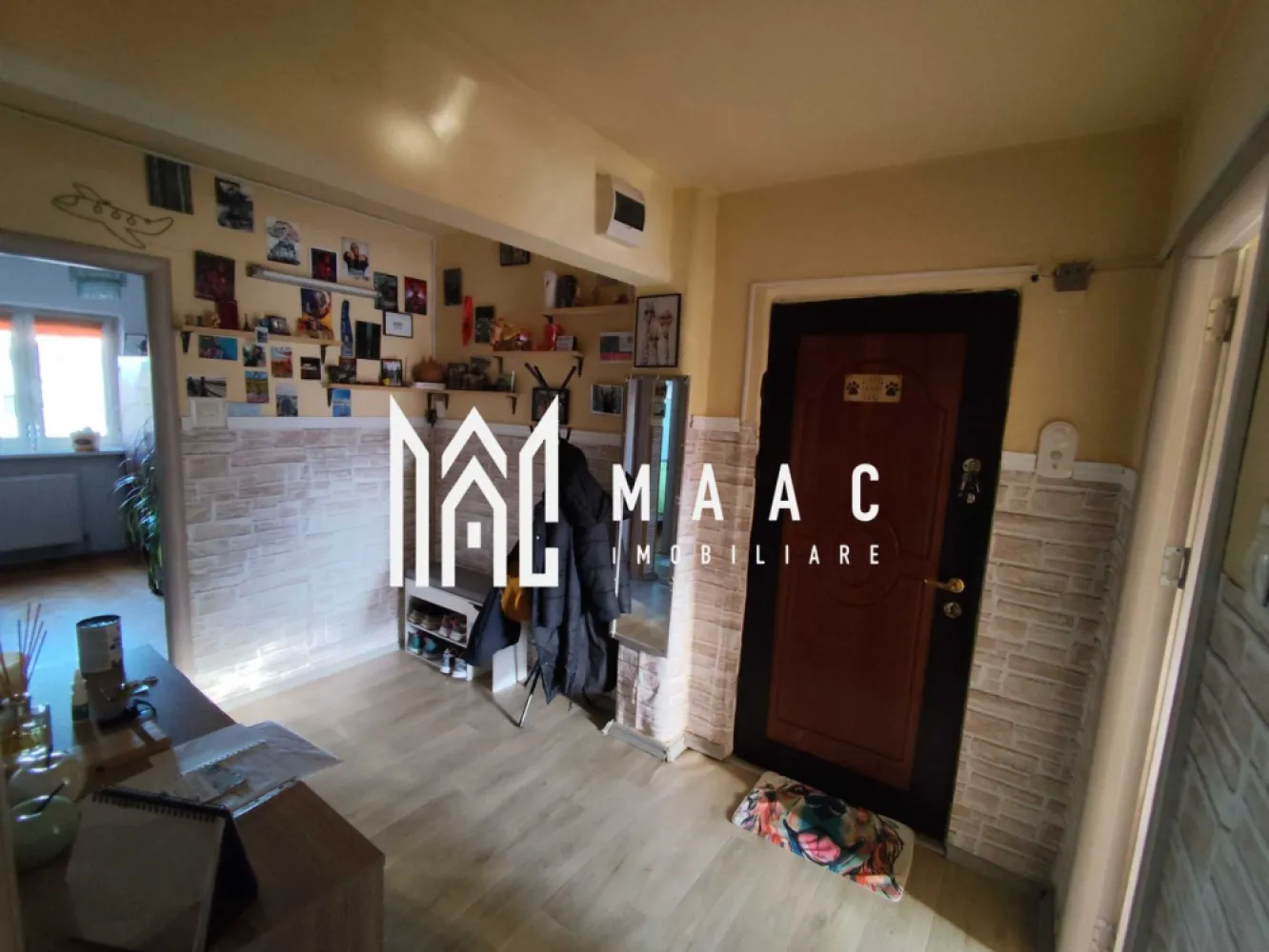 Aparatament 3 camere | Etaj 2 | Decomandat | Calea Poplacii - MAAC Imobiliare vă propune spre vânzare un apartament decomandat cu 3 camere, situat pe Calea Poplăcii, la etajul 2 al unui bloc izolat termic. Un apartament luminos, bine împărțit și foarte primitor, ideal atât pentru o familie, cât și pentru investiție. Locația oferă liniște, acces rapid către puncte de interes și un confort urban echilibrat. Caracteristici principale Suprafață utilă: 54,7 mp 3 camere decomandate – spații bine definite și funcționale Etaj 2/4 – poziție ideală în bloc 2 balcoane – perfecte pentru depozitare sau relaxare Centrală termică proprie – control optim al costurilor Geamuri termopan Încălzire cu calorifere Bloc reabilitat termic Recomandarea noastră O locuință echilibrată, practică și eficientă, într-o zonă în plină dezvoltare, perfectă pentru cei care caută confort și funcționalitate. Pentru mai multe detalii si pentru a programa o vizionare mentionati CP2831877 }}