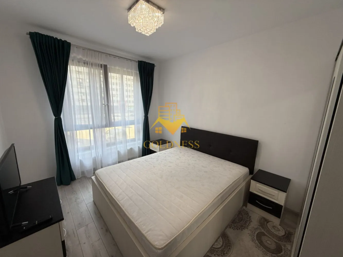 2 camere decomandate, balcon, parcare, Iulius Mall, Fsega, Park Lake - GOLDNESS Imobiliare vă propune spre închiriere un apartament cu 2 camere complet mobilat și utilat, la etajul 1 într-un imobil de 10 etaje, în Cartierul Inte Lacuri. Dispune de loc de parcare subteran contra cost 50 euro! Se află în apropierea stațiilor de transport în comun, magazine, restaurante, spații verzi, farmacii, etc. Apartamentul este compartimentat astfel: - dormitor cu pat matrimonial, dressing, noptiere - living cu canapea extensibila, dresing - bucatarie complet utilată și mobilată, loc de servit masa - baie cu cada, calorifer port prosop și dulap pentru depozitare. - balcon de 5 mp. Imobilul este dotat cu toate cele necesare- centrală proprie, frigider, aragaz, hotă, mașină de spălat haine, etc. Dacă sunteți interesați de acest apartament și doriți să îl vizionați, dar și pentru alte oferte nu ezitați să ne contactați telefonic sau prin e-mail. Vă stăm la dispoziție! Pentru intermediere se percepe un comision de 50% din prețul chiriei! }}