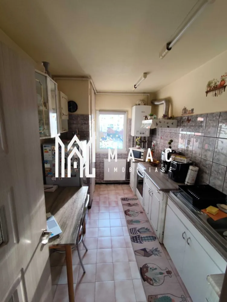 Aparatament 3 camere | Etaj 2 | Decomandat | Calea Poplacii - MAAC Imobiliare vă propune spre vânzare un apartament decomandat cu 3 camere, situat pe Calea Poplăcii, la etajul 2 al unui bloc izolat termic. Un apartament luminos, bine împărțit și foarte primitor, ideal atât pentru o familie, cât și pentru investiție. Locația oferă liniște, acces rapid către puncte de interes și un confort urban echilibrat. Caracteristici principale Suprafață utilă: 54,7 mp 3 camere decomandate – spații bine definite și funcționale Etaj 2/4 – poziție ideală în bloc 2 balcoane – perfecte pentru depozitare sau relaxare Centrală termică proprie – control optim al costurilor Geamuri termopan Încălzire cu calorifere Bloc reabilitat termic Recomandarea noastră O locuință echilibrată, practică și eficientă, într-o zonă în plină dezvoltare, perfectă pentru cei care caută confort și funcționalitate. Pentru mai multe detalii si pentru a programa o vizionare mentionati CP2831877 }}