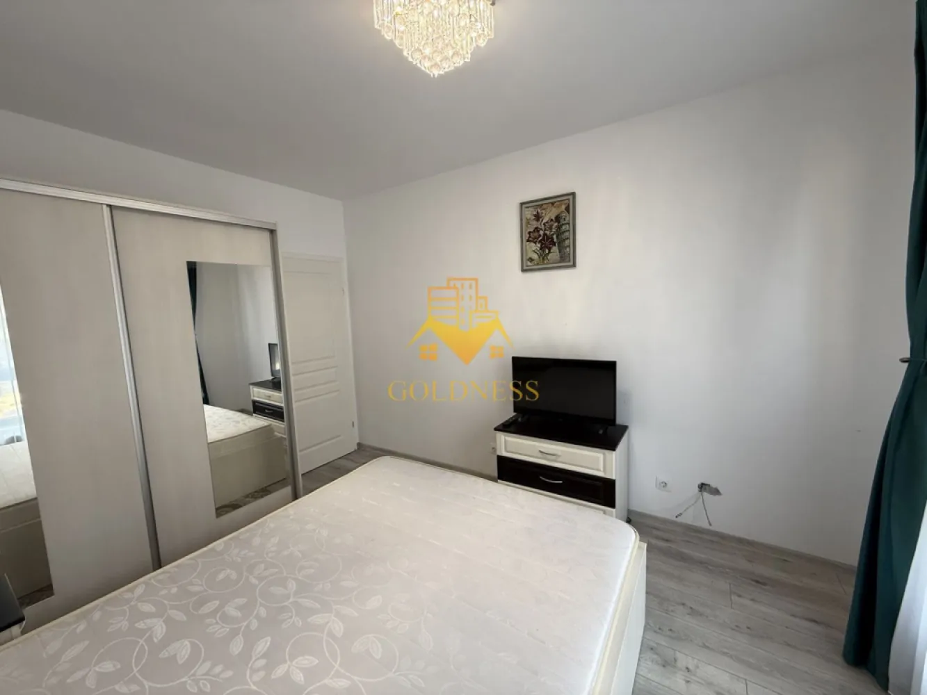 2 camere decomandate, balcon, parcare, Iulius Mall, Fsega, Park Lake - GOLDNESS Imobiliare vă propune spre închiriere un apartament cu 2 camere complet mobilat și utilat, la etajul 1 într-un imobil de 10 etaje, în Cartierul Inte Lacuri. Dispune de loc de parcare subteran contra cost 50 euro! Se află în apropierea stațiilor de transport în comun, magazine, restaurante, spații verzi, farmacii, etc. Apartamentul este compartimentat astfel: - dormitor cu pat matrimonial, dressing, noptiere - living cu canapea extensibila, dresing - bucatarie complet utilată și mobilată, loc de servit masa - baie cu cada, calorifer port prosop și dulap pentru depozitare. - balcon de 5 mp. Imobilul este dotat cu toate cele necesare- centrală proprie, frigider, aragaz, hotă, mașină de spălat haine, etc. Dacă sunteți interesați de acest apartament și doriți să îl vizionați, dar și pentru alte oferte nu ezitați să ne contactați telefonic sau prin e-mail. Vă stăm la dispoziție! Pentru intermediere se percepe un comision de 50% din prețul chiriei! }}