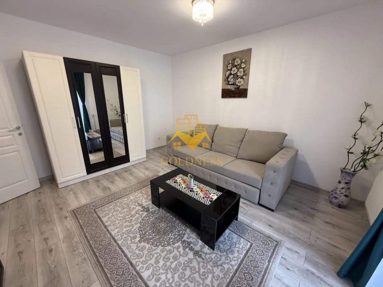 2 camere decomandate, balcon, parcare, Iulius Mall, Fsega, Park Lake - GOLDNESS Imobiliare vă propune spre închiriere un apartament cu 2 camere complet mobilat și utilat, la etajul 1 într-un imobil de 10 etaje, în Cartierul Inte Lacuri. Dispune de loc de parcare subteran contra cost 50 euro! Se află în apropierea stațiilor de transport în comun, magazine, restaurante, spații verzi, farmacii, etc. Apartamentul este compartimentat astfel: - dormitor cu pat matrimonial, dressing, noptiere - living cu canapea extensibila, dresing - bucatarie complet utilată și mobilată, loc de servit masa - baie cu cada, calorifer port prosop și dulap pentru depozitare. - balcon de 5 mp. Imobilul este dotat cu toate cele necesare- centrală proprie, frigider, aragaz, hotă, mașină de spălat haine, etc. Dacă sunteți interesați de acest apartament și doriți să îl vizionați, dar și pentru alte oferte nu ezitați să ne contactați telefonic sau prin e-mail. Vă stăm la dispoziție! Pentru intermediere se percepe un comision de 50% din prețul chiriei! }}