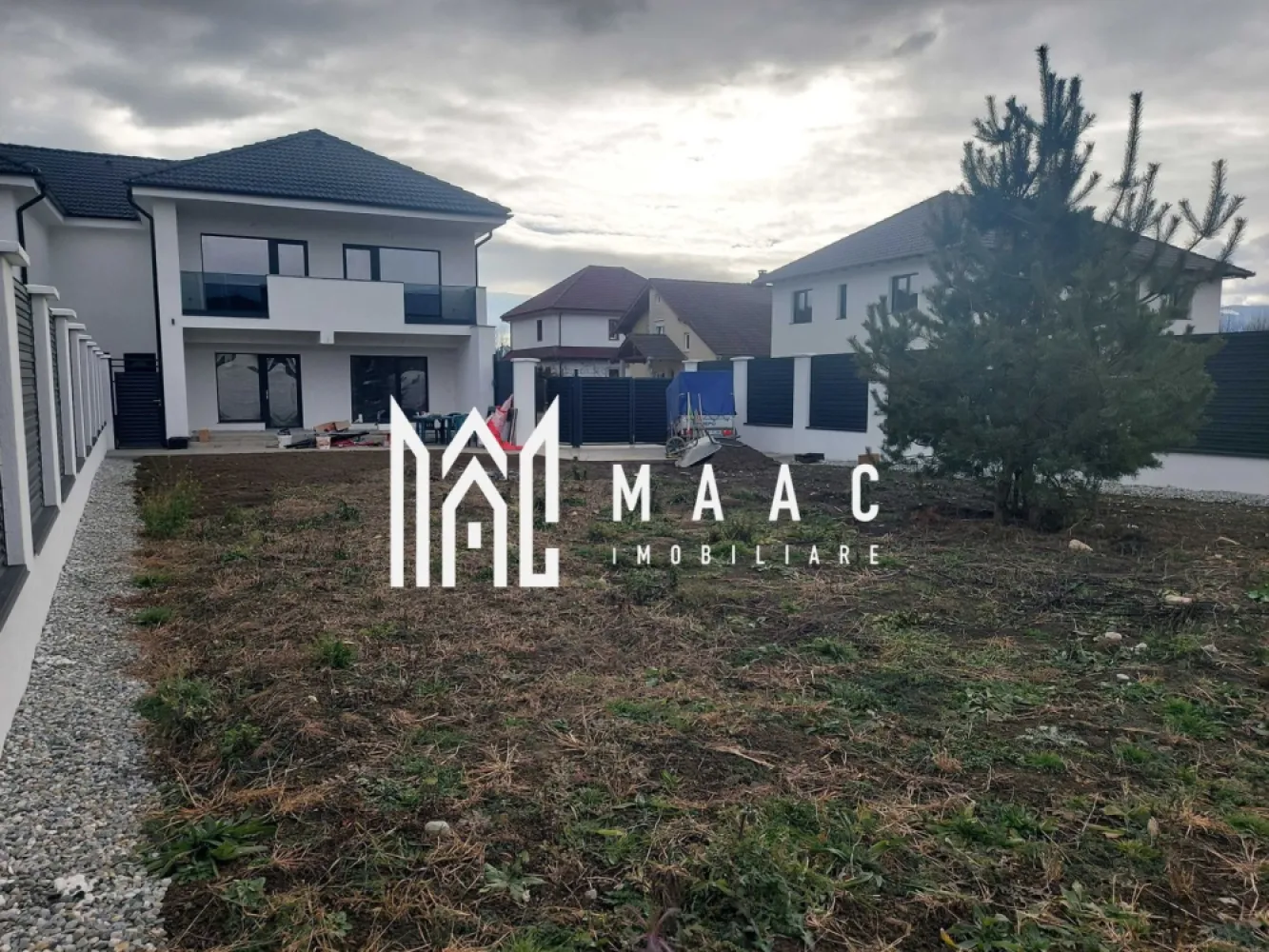 Proprietate exceptionala in Șelimbăr I gradina generoasă - MAAC Imobiliare vinde o casa cuplata P+1E+pod, întabulata, cu teren generos, în Selimbar, în zona exclusiva de case, cu bransamente la urmatoarele retele: apa, gaz, curent trifazic si fibra optica. Suprafata construita desfasurata: 192 mp pe doua niveluri Suprafata utila: 146 mp pe doua niveluri (cu o terasa acoperita de 16 mp) Suprafata totala a terenului: 475 mp Compartimentare: - Parter: living cu bucatarie open-space (se poate compartimenta), baie, camara, hol de intrare, terasa acoperita, magazie exterioara - Etaj: hol, 3 dormitoare cu balcon individual, 1 baie, 1 dressing - Pod: open-space, ca si spatiu pentru depozitare si instalatie electrica Interior LA ALB avansat cu 2 straturi de lavabila: centrala termica, sistem de incalzire in pardoseala P+E, instalatii electrice si sanitare, tamplarie PVC Salamander 5 camere, cu 3 foi de sticla Solar pachet 40, feronerie Rotto. Exterior LA CHEIE: gard, poarta de acces pietonal si auto echipata pentru montaj videofon/interfon, poarta de acces auto cu instalatie electrica pentru deschidere automata, 2 locuri de parcare si zone pavate. }}