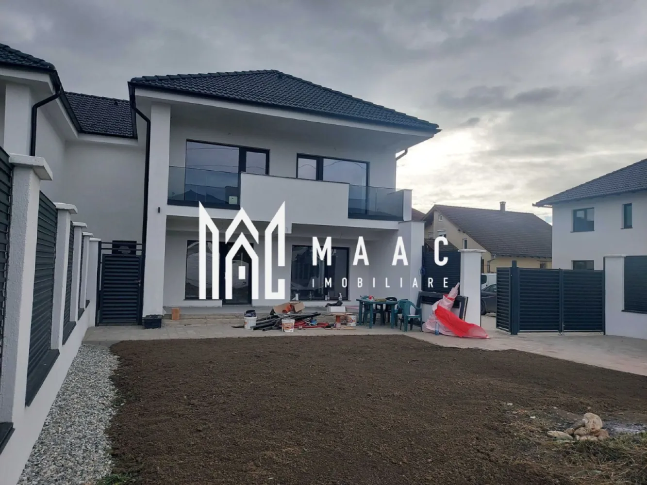 Proprietate exceptionala in Șelimbăr I gradina generoasă - MAAC Imobiliare vinde o casa cuplata P+1E+pod, întabulata, cu teren generos, în Selimbar, în zona exclusiva de case, cu bransamente la urmatoarele retele: apa, gaz, curent trifazic si fibra optica. Suprafata construita desfasurata: 192 mp pe doua niveluri Suprafata utila: 146 mp pe doua niveluri (cu o terasa acoperita de 16 mp) Suprafata totala a terenului: 475 mp Compartimentare: - Parter: living cu bucatarie open-space (se poate compartimenta), baie, camara, hol de intrare, terasa acoperita, magazie exterioara - Etaj: hol, 3 dormitoare cu balcon individual, 1 baie, 1 dressing - Pod: open-space, ca si spatiu pentru depozitare si instalatie electrica Interior LA ALB avansat cu 2 straturi de lavabila: centrala termica, sistem de incalzire in pardoseala P+E, instalatii electrice si sanitare, tamplarie PVC Salamander 5 camere, cu 3 foi de sticla Solar pachet 40, feronerie Rotto. Exterior LA CHEIE: gard, poarta de acces pietonal si auto echipata pentru montaj videofon/interfon, poarta de acces auto cu instalatie electrica pentru deschidere automata, 2 locuri de parcare si zone pavate. }}