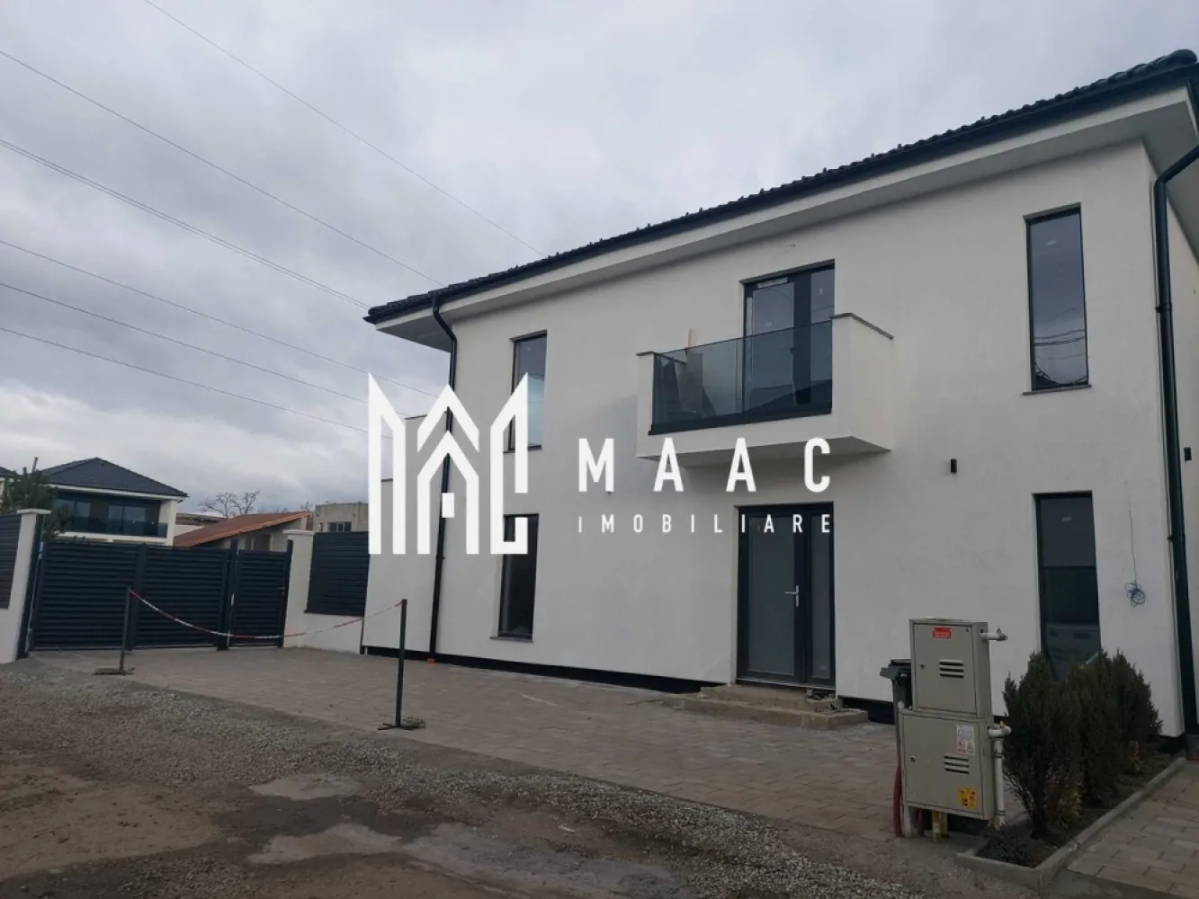 Proprietate exceptionala in Șelimbăr I gradina generoasă - MAAC Imobiliare vinde o casa cuplata P+1E+pod, întabulata, cu teren generos, în Selimbar, în zona exclusiva de case, cu bransamente la urmatoarele retele: apa, gaz, curent trifazic si fibra optica. Suprafata construita desfasurata: 192 mp pe doua niveluri Suprafata utila: 146 mp pe doua niveluri (cu o terasa acoperita de 16 mp) Suprafata totala a terenului: 475 mp Compartimentare: - Parter: living cu bucatarie open-space (se poate compartimenta), baie, camara, hol de intrare, terasa acoperita, magazie exterioara - Etaj: hol, 3 dormitoare cu balcon individual, 1 baie, 1 dressing - Pod: open-space, ca si spatiu pentru depozitare si instalatie electrica Interior LA ALB avansat cu 2 straturi de lavabila: centrala termica, sistem de incalzire in pardoseala P+E, instalatii electrice si sanitare, tamplarie PVC Salamander 5 camere, cu 3 foi de sticla Solar pachet 40, feronerie Rotto. Exterior LA CHEIE: gard, poarta de acces pietonal si auto echipata pentru montaj videofon/interfon, poarta de acces auto cu instalatie electrica pentru deschidere automata, 2 locuri de parcare si zone pavate. }}