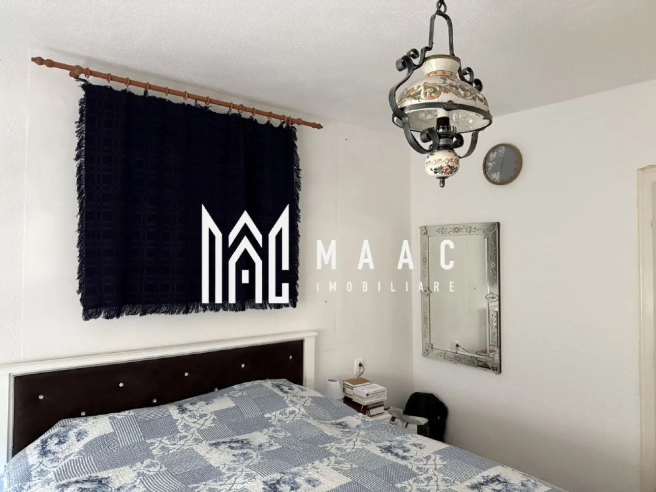 Casă deosebită I Sat Vale, Mărginimea Sibiului - MAAC Imobiliare va propun spre vanzare o casă deosebită cu priveliște panoramică – Sat Vale, Mărginimea Sibiului O proprietate idilică ce îmbină confortul modern cu farmecul tradițional, ideală pentru o reședință de familie sau transformare în pensiune tip boutique. Configurație: 262 mp utili distribuiți pe 3 niveluri; 5 camere spațioase și 4 băi. Teren: 1.550 mp cu livadă matură și intimitate totală. Confort Termic: Încălzire mixtă (gaz + lemne), termosemineu, sobe de teracotă și sobă tradițională în bucătărie. Facilități exterioare: * Terasă mare acoperită cu grătar pentru mese festive. Bucătărie de vară separată, cameră frigorifică și magazie. Pivniță spațioasă, pergolă în grădină și zonă de grătar în curte. Utilități: Curent, apă, gaz, canalizare. De ce să alegeți MAAC Imobiliare pentru aceste proprietăți? Business Gata de Operare: Pensiunea din Cârțișoara oferă un randament imediat, având toate dotările necesare și istoricul de business inclus. Potențial de Dezvoltare: Proprietatea din satul Vale reprezintă o oportunitate rară de a investi într-o zonă montană premium, cu un teren generos și finisaje de calitate. Locații Strategice: Ambele proprietăți sunt situate în zone turistice de top din județul Sibiu, asigurând valoare pe termen lung. Sunteți interesați să programați o vizionare pentru oricare dintre aceste locații? Contactați-ne la sediul nostru din Sibiu, strada Oituzului nr. 12 sau telefonic pentru a discuta detaliile acestor oportunități. MAAC Imobiliare – Partenerul dumneavoastră de încredere în investiții imobiliare. Pentru mai multe detalii precizati telefonic ca ati vazut anuntul cu ID CP2966957 }}