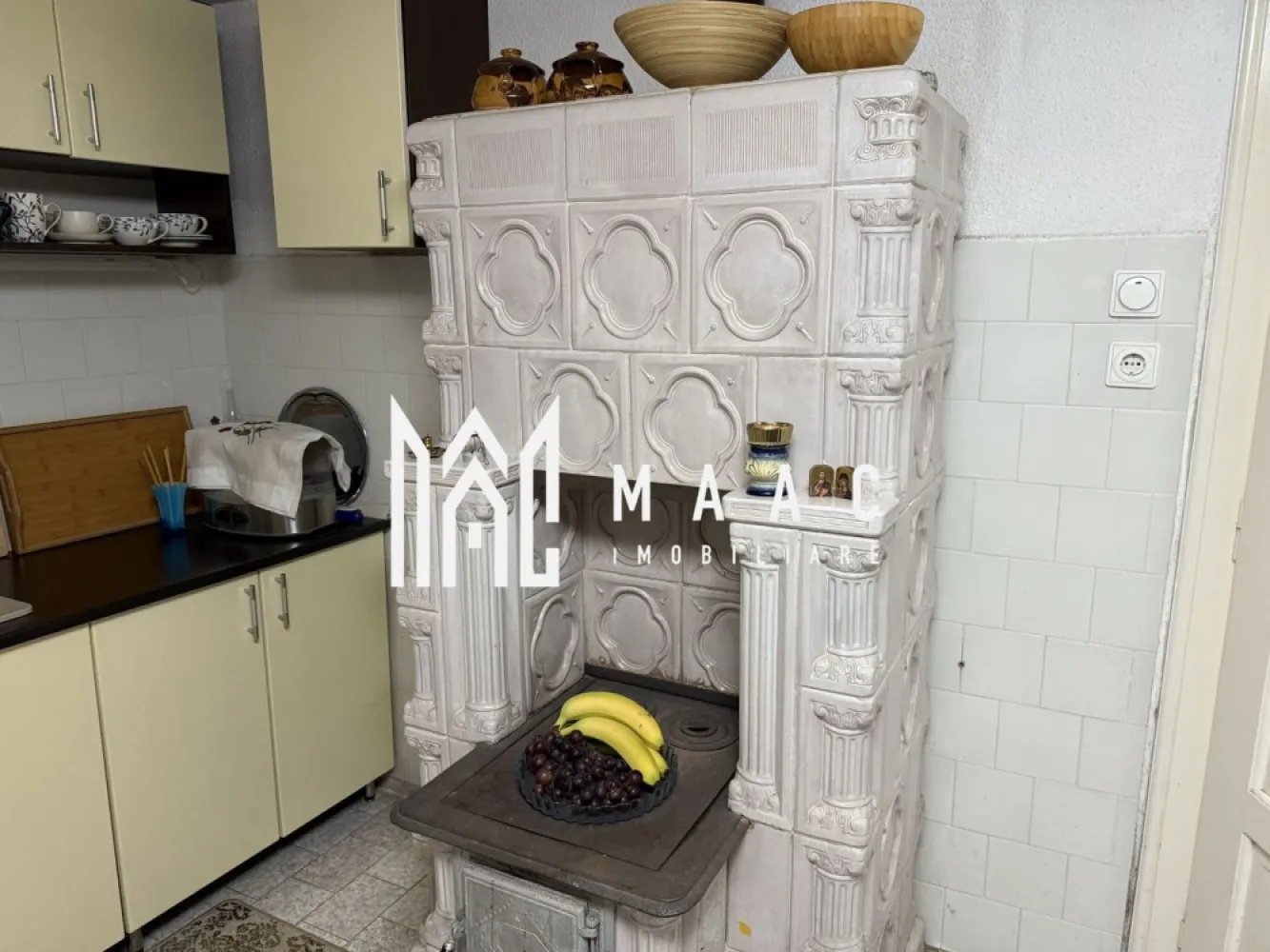 Casă deosebită I Sat Vale, Mărginimea Sibiului - MAAC Imobiliare va propun spre vanzare o casă deosebită cu priveliște panoramică – Sat Vale, Mărginimea Sibiului O proprietate idilică ce îmbină confortul modern cu farmecul tradițional, ideală pentru o reședință de familie sau transformare în pensiune tip boutique. Configurație: 262 mp utili distribuiți pe 3 niveluri; 5 camere spațioase și 4 băi. Teren: 1.550 mp cu livadă matură și intimitate totală. Confort Termic: Încălzire mixtă (gaz + lemne), termosemineu, sobe de teracotă și sobă tradițională în bucătărie. Facilități exterioare: * Terasă mare acoperită cu grătar pentru mese festive. Bucătărie de vară separată, cameră frigorifică și magazie. Pivniță spațioasă, pergolă în grădină și zonă de grătar în curte. Utilități: Curent, apă, gaz, canalizare. De ce să alegeți MAAC Imobiliare pentru aceste proprietăți? Business Gata de Operare: Pensiunea din Cârțișoara oferă un randament imediat, având toate dotările necesare și istoricul de business inclus. Potențial de Dezvoltare: Proprietatea din satul Vale reprezintă o oportunitate rară de a investi într-o zonă montană premium, cu un teren generos și finisaje de calitate. Locații Strategice: Ambele proprietăți sunt situate în zone turistice de top din județul Sibiu, asigurând valoare pe termen lung. Sunteți interesați să programați o vizionare pentru oricare dintre aceste locații? Contactați-ne la sediul nostru din Sibiu, strada Oituzului nr. 12 sau telefonic pentru a discuta detaliile acestor oportunități. MAAC Imobiliare – Partenerul dumneavoastră de încredere în investiții imobiliare. Pentru mai multe detalii precizati telefonic ca ati vazut anuntul cu ID CP2966957 }}