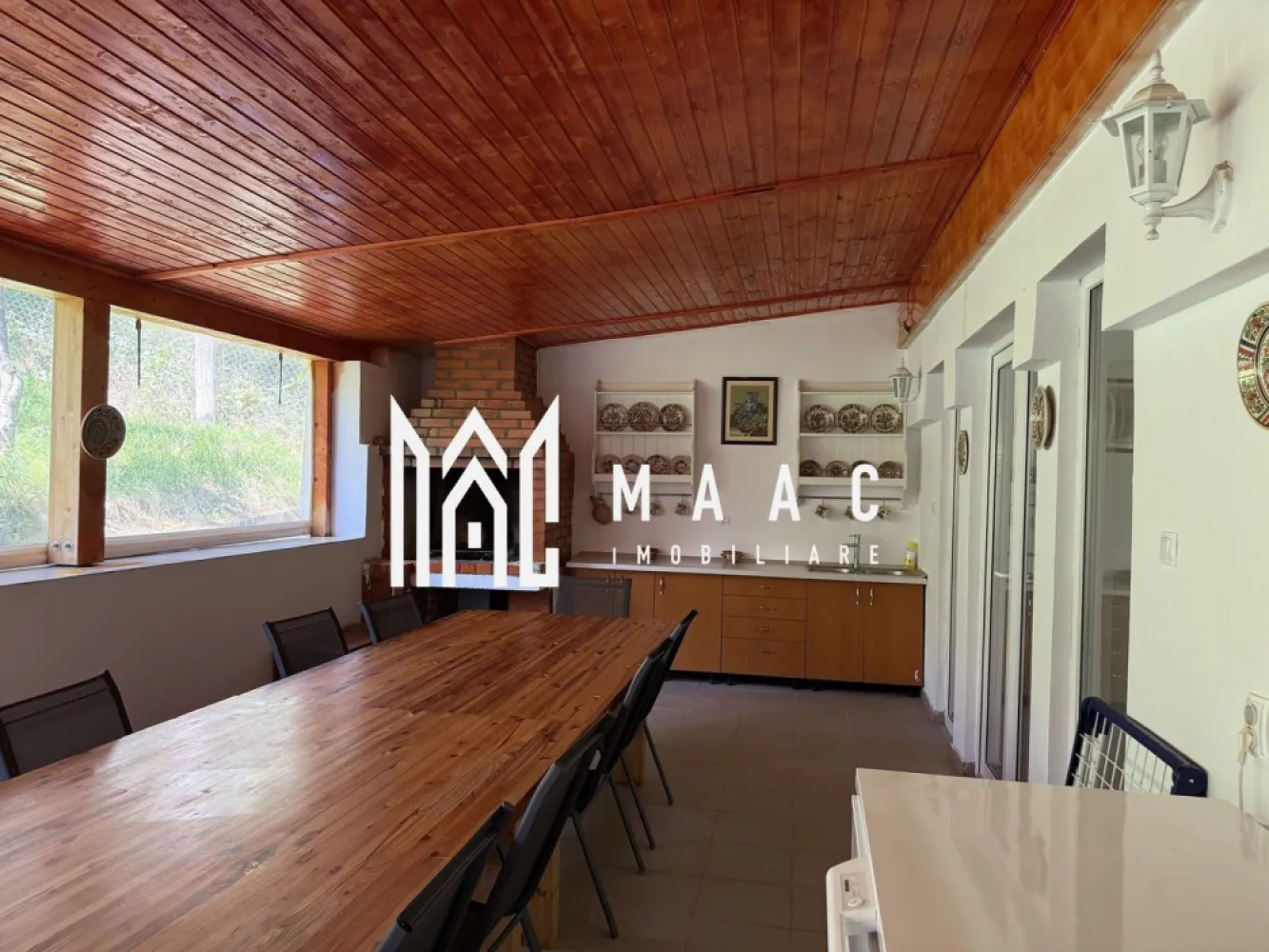 Casă deosebită I Sat Vale, Mărginimea Sibiului - MAAC Imobiliare va propun spre vanzare o casă deosebită cu priveliște panoramică – Sat Vale, Mărginimea Sibiului O proprietate idilică ce îmbină confortul modern cu farmecul tradițional, ideală pentru o reședință de familie sau transformare în pensiune tip boutique. Configurație: 262 mp utili distribuiți pe 3 niveluri; 5 camere spațioase și 4 băi. Teren: 1.550 mp cu livadă matură și intimitate totală. Confort Termic: Încălzire mixtă (gaz + lemne), termosemineu, sobe de teracotă și sobă tradițională în bucătărie. Facilități exterioare: * Terasă mare acoperită cu grătar pentru mese festive. Bucătărie de vară separată, cameră frigorifică și magazie. Pivniță spațioasă, pergolă în grădină și zonă de grătar în curte. Utilități: Curent, apă, gaz, canalizare. De ce să alegeți MAAC Imobiliare pentru aceste proprietăți? Business Gata de Operare: Pensiunea din Cârțișoara oferă un randament imediat, având toate dotările necesare și istoricul de business inclus. Potențial de Dezvoltare: Proprietatea din satul Vale reprezintă o oportunitate rară de a investi într-o zonă montană premium, cu un teren generos și finisaje de calitate. Locații Strategice: Ambele proprietăți sunt situate în zone turistice de top din județul Sibiu, asigurând valoare pe termen lung. Sunteți interesați să programați o vizionare pentru oricare dintre aceste locații? Contactați-ne la sediul nostru din Sibiu, strada Oituzului nr. 12 sau telefonic pentru a discuta detaliile acestor oportunități. MAAC Imobiliare – Partenerul dumneavoastră de încredere în investiții imobiliare. Pentru mai multe detalii precizati telefonic ca ati vazut anuntul cu ID CP2966957 }}