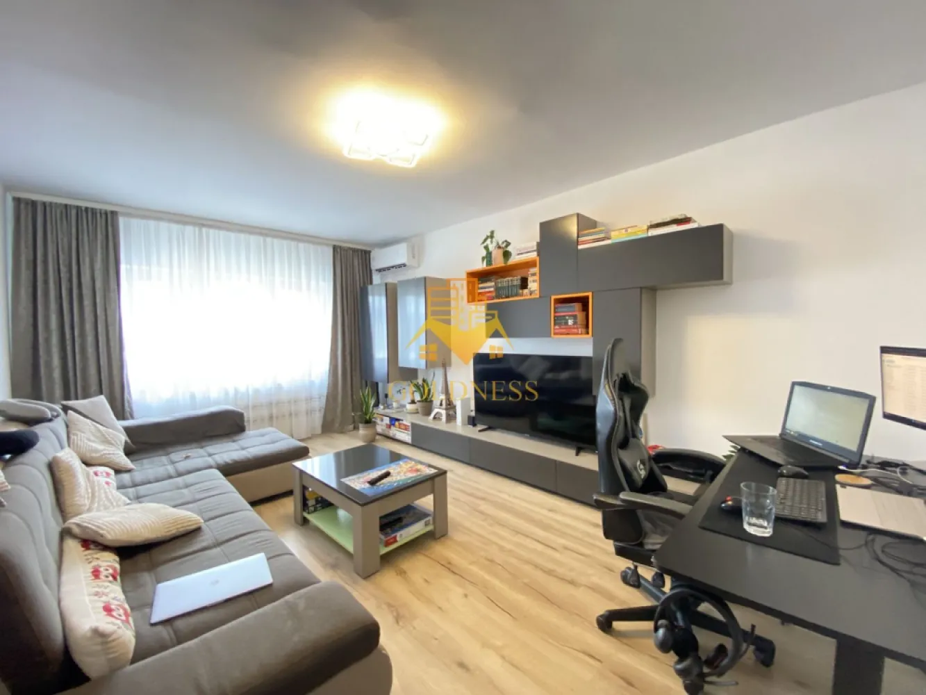 Apartament 2 camere decomandate Zorilor Zona Sigma. Apartament renovat - Va prezentam spre vanzare un apartament cu 2 camere, localizat in Cluj-Napoca, cartierul Zorilor, zona Calea Turzii.

Imobilul este amplasat intr-o zona excelenta, foarte bine conectata la principalele puncte de interes ale orasului, fiind ideal atat pentru locuit, cat si pentru investitie. Accesul rapid catre centru, universitati si zone comerciale face din aceasta proprietate o alegere extrem de atractiva.

In imediata apropiere regasim:

Liceul de Informatica „Tiberiu Popoviciu”;
Sigma Shopping Center;
Campusul Studentesc Observator si UTCN;

De asemenea, proprietatea se afla la doar 1 minut de statia Meteor si la aproximativ 2 minute de statia Observatorului Sud, oferind conexiuni rapide catre toate zonele orasului.

Apartamentul detine o suprafata utila de 57 mp si este situat la etajul 4, deasupra fiind podul blocului, care se poate mansarda Apartamentul nu are contact direct cu acoperisul blocului;.

Dispune de orientare mixta sud-nord, iar compartimentarea este decomandata, fiind organizat astfel:

living spatios si luminos;
zona de dining;
dormitor;
bucatarie;
baie prevazuta cu geam;
hol;

Livingul beneficiaza de orientare sudica, oferind lumina naturala pe tot parcursul zilei, in timp ce dormitorul si bucataria sunt orientate spre nord, asigurand un confort termic sporit in sezonul cald.

Finisajele sunt moderne, iar apartamentul se vinde complet mobilat si utilat, conform fotografiilor. Livingul si dormitorul au fost renovate recent.

Dotari:

centrala termica proprie;
aer conditionat;
geamuri PVC;
mobilier si electrocasnice incluse;

Confortul termic este asigurat de centrala termica proprie, cu distributie a caldurii prin calorifere.

Imobilul dispune de boxa la subsol si de o boxa suplimentara pentru depozitare in pod, oferind spatii generoase pentru organizare.

Datorita amplasarii excelente, in apropierea universitatilor, a mijloacelor de transport si a centrului orasului, proprietatea reprezinta o oportunitate excelenta atat pentru locuinta proprie, cat si pentru investitie, avand un potential ridicat de inchiriere.

Apartamentul este liber de sarcini, iar ca modalitate de plata se accepta atat plata integrala, cat si achizitia prin credit ipotecar.

Pentru mai multe detalii si programarea unei vizionari, nu ezitati sa ne contactati.