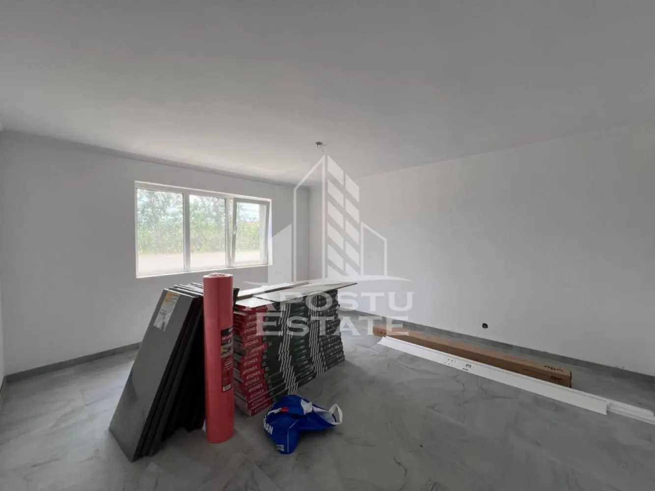 Casa individuala pe etaj de vanzare, renovata complet, Becicherecu Mic - APOSTU ESTATE va ofera spre vanzare o casa individuala moderna, situata in judetul Timis, localitatea Becicherecu Mic, intr-o zona centrala, linistita si in continua dezvoltare, la aproximativ 15 minute de Timisoara. Proprietatea beneficiaza de acces facil catre principalele puncte de interes din localitate, fiind ideala pentru familii sau pentru cei care isi doresc confort, intimitate si o locuinta bine amplasata.

Casa este amplasata pe un teren de 590 mp si dispune de o suprafata utila de 140mp, si un garaj cu o anexa de 78 mp, oferind un echilibru perfect intre spatiul interior si curtea privata, ideala pentru relaxare, gradinarit sau amenajarea unui loc de joaca pentru copii.

Compartimentarea este practica si eficienta, fiind alcatuita din 4 camere, hol, living cu bucatarie open-space, baie si pod propriu, ce poate fi utilizat ca spatiu suplimentar pentru depozitare.

Confortul locuintei este completat de toate utilitatile necesare, respectiv gaz, curent electric si canalizare, iar izolatia exterioara cu polistiren de 10 cm contribuie la un consum redus de energie si un confort termic sporit pe tot parcursul anului.

Un avantaj important al proprietatii il reprezinta posibilitatea de a-ti personaliza baia prin alegerea obiectelor sanitare, astfel incat locuinta sa fie amenajata dupa propriul gust si stil.

Beneficii:

* Casa individuala cu teren propriu de 590 mp
* Suprafata utila de 140 mp
* Suprafata garaj si anexe: 78 mp
* Izolatie exterioara cu polistiren de 10 cm
* Curent si canalizare, gazul este in fata portii
* Curte privata cu multiple posibilitati de amenajare
* Zona centrala, linistita, cu acces rapid catre Timisoara

Aceasta proprietate reprezinta alegerea potrivita pentru cei care isi doresc o casa individuala intr-o zona apreciata, cu acces facil catre oras si toate avantajele unei locuinte moderne.

Agentia imobiliara Apostu Estate va ofera consultanta bancara gratuita prin intermediul colaboratorilor nostri pentru alegerea celui mai potrivit tip de credit, astfel incat tu sa devii noul proprietar al acestei case.

Va asteptam cu drag la o vizionare!

ID intern: CP3211555!