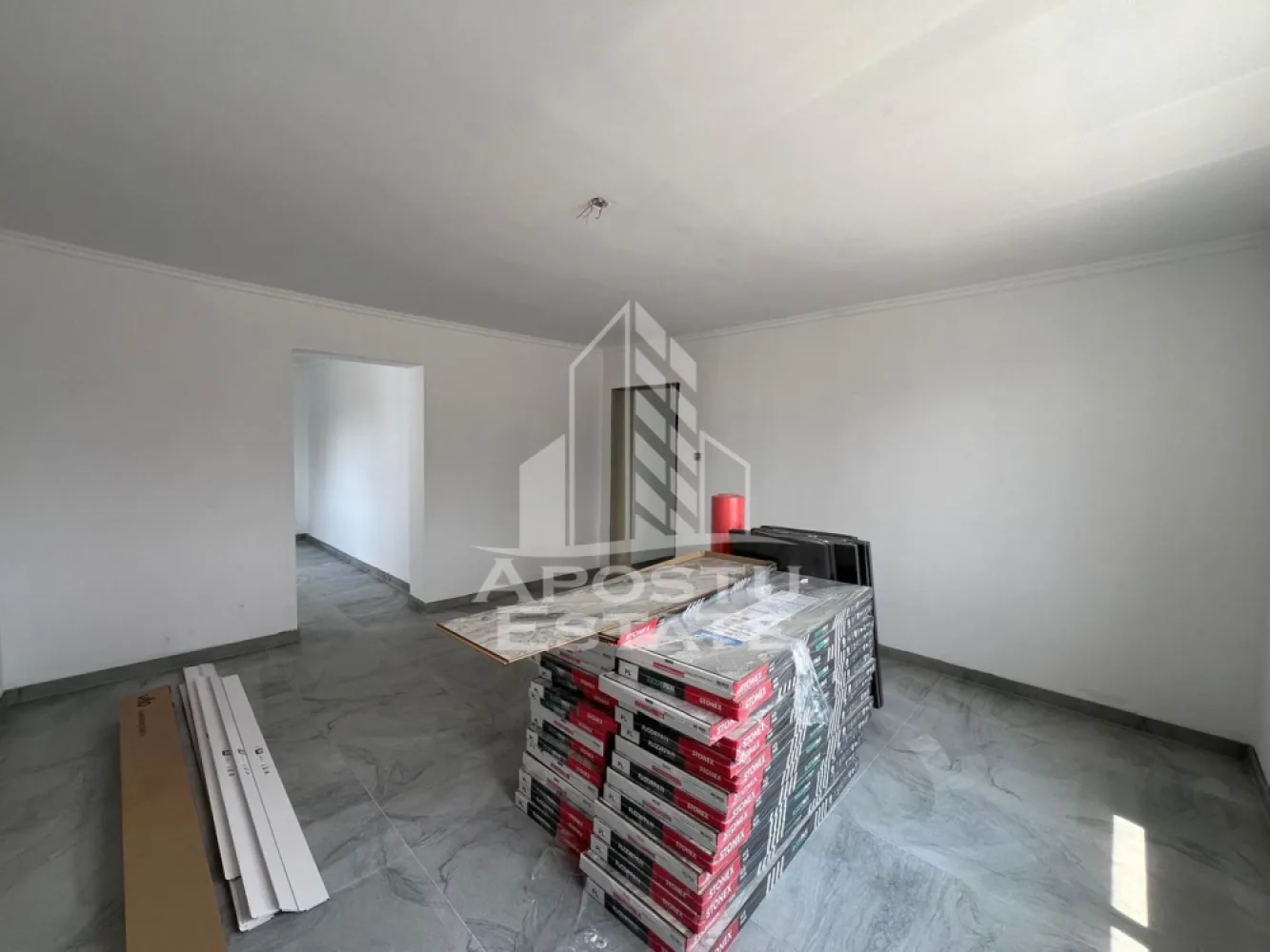 Casa individuala pe etaj de vanzare, renovata complet, Becicherecu Mic - APOSTU ESTATE va ofera spre vanzare o casa individuala moderna, situata in judetul Timis, localitatea Becicherecu Mic, intr-o zona centrala, linistita si in continua dezvoltare, la aproximativ 15 minute de Timisoara. Proprietatea beneficiaza de acces facil catre principalele puncte de interes din localitate, fiind ideala pentru familii sau pentru cei care isi doresc confort, intimitate si o locuinta bine amplasata.

Casa este amplasata pe un teren de 590 mp si dispune de o suprafata utila de 140mp, si un garaj cu o anexa de 78 mp, oferind un echilibru perfect intre spatiul interior si curtea privata, ideala pentru relaxare, gradinarit sau amenajarea unui loc de joaca pentru copii.

Compartimentarea este practica si eficienta, fiind alcatuita din 4 camere, hol, living cu bucatarie open-space, baie si pod propriu, ce poate fi utilizat ca spatiu suplimentar pentru depozitare.

Confortul locuintei este completat de toate utilitatile necesare, respectiv gaz, curent electric si canalizare, iar izolatia exterioara cu polistiren de 10 cm contribuie la un consum redus de energie si un confort termic sporit pe tot parcursul anului.

Un avantaj important al proprietatii il reprezinta posibilitatea de a-ti personaliza baia prin alegerea obiectelor sanitare, astfel incat locuinta sa fie amenajata dupa propriul gust si stil.

Beneficii:

* Casa individuala cu teren propriu de 590 mp
* Suprafata utila de 140 mp
* Suprafata garaj si anexe: 78 mp
* Izolatie exterioara cu polistiren de 10 cm
* Curent si canalizare, gazul este in fata portii
* Curte privata cu multiple posibilitati de amenajare
* Zona centrala, linistita, cu acces rapid catre Timisoara

Aceasta proprietate reprezinta alegerea potrivita pentru cei care isi doresc o casa individuala intr-o zona apreciata, cu acces facil catre oras si toate avantajele unei locuinte moderne.

Agentia imobiliara Apostu Estate va ofera consultanta bancara gratuita prin intermediul colaboratorilor nostri pentru alegerea celui mai potrivit tip de credit, astfel incat tu sa devii noul proprietar al acestei case.

Va asteptam cu drag la o vizionare!

ID intern: CP3211555!