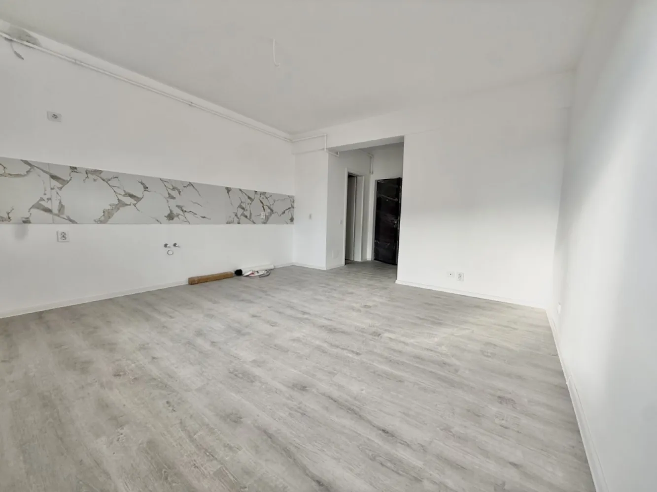 Garsoniera cartier Militari Residence- mutare imediata!! - TVA INCLUS !! Vă prezentăm o garsonieră deosebită, situată în cartierul Militari Residence, într-un bloc modern cu regim de înălțime P+3, poziționat strategic pentru a vă oferi confort și accesibilitate. Detalii proprietate: - Tip: Garsonieră - Etaj: 1 - Finalizata - mutare imediata !! - Locație: Militari Residence Avantaje: - Bloc nou, construit cu materiale de calitate, garantând un standard ridicat de confort. - Poziție excelentă, în imediata apropiere a mijloacelor de transport în comun, pentru o deplasare facilă către orice zonă a orașului. - Acces rapid la instituții educaționale (școli publice), centre comerciale, supermarketuri și mall-uri. - Zonă liniștită, ideală pentru locuit sau investiție. Acum este momentul să achiziționați locuința visurilor dumneavoastră! Contactați-ne pentru mai multe detalii și programarea unei vizionări.