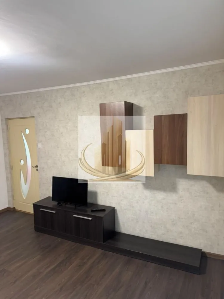 Ap 2 Cam Parter, Renovat | Centrală Proprie Nouă | Mobilat si utilat - Echipa Grand Mobilis Imobiliare vă propune spre vânzare un apartament cochet cu 2 camere, având o suprafață utilă de 42 mp, situat la parterul unui imobil reabilitat termic, într-una dintre cele mai apreciate și bine conectate zone din Timișoara – Girocului.

Această proprietate este alegerea ideală pentru cei care își doresc o locuință în care să se poată muta imediat, fără grija renovărilor sau a investițiilor suplimentare. Apartamentul a fost renovat integral, fiecare detaliu fiind atent gândit pentru a oferi un spațiu modern, practic și confortabil. Au fost utilizate materiale de calitate, finisaje moderne și o paletă cromatică elegantă, care se îmbină armonios și creează o atmosferă caldă și primitoare.

Locuința se vinde complet mobilată și utilată, exact cum se prezintă, fiind pregătită pentru mutare imediată sau pentru a fi oferită direct spre închiriere. Mobilierul și electrocasnicele au fost alese cu grijă, astfel încât viitorul proprietar să se poată bucura de un apartament complet echipat încă din prima zi.

Confortul termic este unul dintre punctele forte ale proprietății. Apartamentul beneficiază de centrală termică proprie pe gaz, nouă și aflată în garanție, instalație sanitară schimbată integral și încălzire prin calorifere. În plus, blocul este reabilitat termic, ceea ce contribuie la menținerea unei temperaturi optime pe tot parcursul anului și la costuri reduse de întreținere.

Printre dotările proprietății se numără ferestre cu tâmplărie PVC și geam termopan, rulouri exterioare în living, frigider, hotă și mașină de spălat aflate în garanție, precum și toate electrocasnicele și piesele de mobilier necesare unei mutări fără griji.

Un alt avantaj important îl reprezintă poziționarea excelentă. În doar câteva minute de mers pe jos aveți acces la supermarketuri, restaurante, cafenele, farmacii, școli, grădinițe, licee, parcuri și spații verzi, precum și la stațiile mijloacelor de transport în comun. Totodată, proprietatea beneficiază de acces rapid către Spitalul Județean, Complexul Studențesc, centre universitare și principalele artere de circulație ale orașului, aspect ce o face extrem de atractivă atât pentru locuire, cât și pentru închiriere.

Datorită renovării complete, stării impecabile, faptului că se vinde complet mobilată și utilată, prețului atractiv și amplasării într-o zonă cu cerere ridicată, această proprietate reprezintă o oportunitate excelentă atât pentru o familie sau un cuplu care își dorește o locuință modernă și fără investiții suplimentare, cât și pentru investitorii care urmăresc un randament foarte bun din închiriere și o proprietate cu valoare stabilă în timp.

Pentru mai multe informații și programarea unei vizionări, vă invităm să contactați echipa Grand Mobilis Imobiliare! 
ID Intern: CP3211582