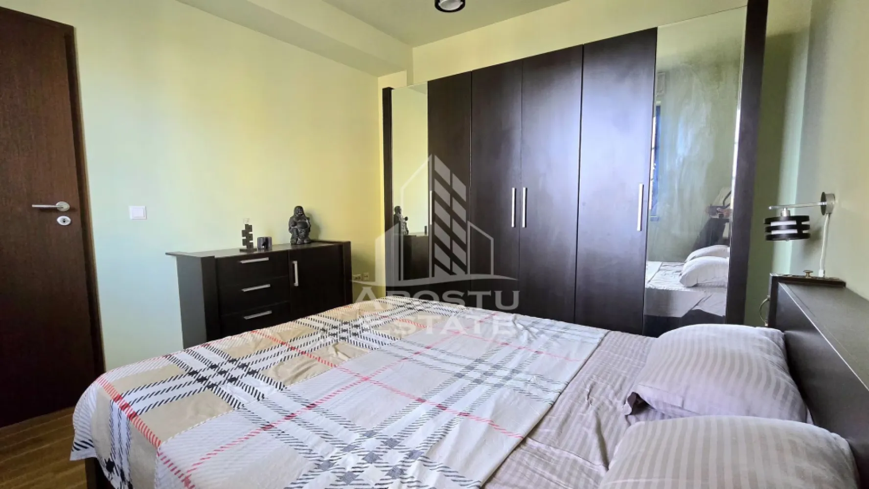Apartament de vanzare cu 2 camere si loc de parcare, Mehala, an 2010