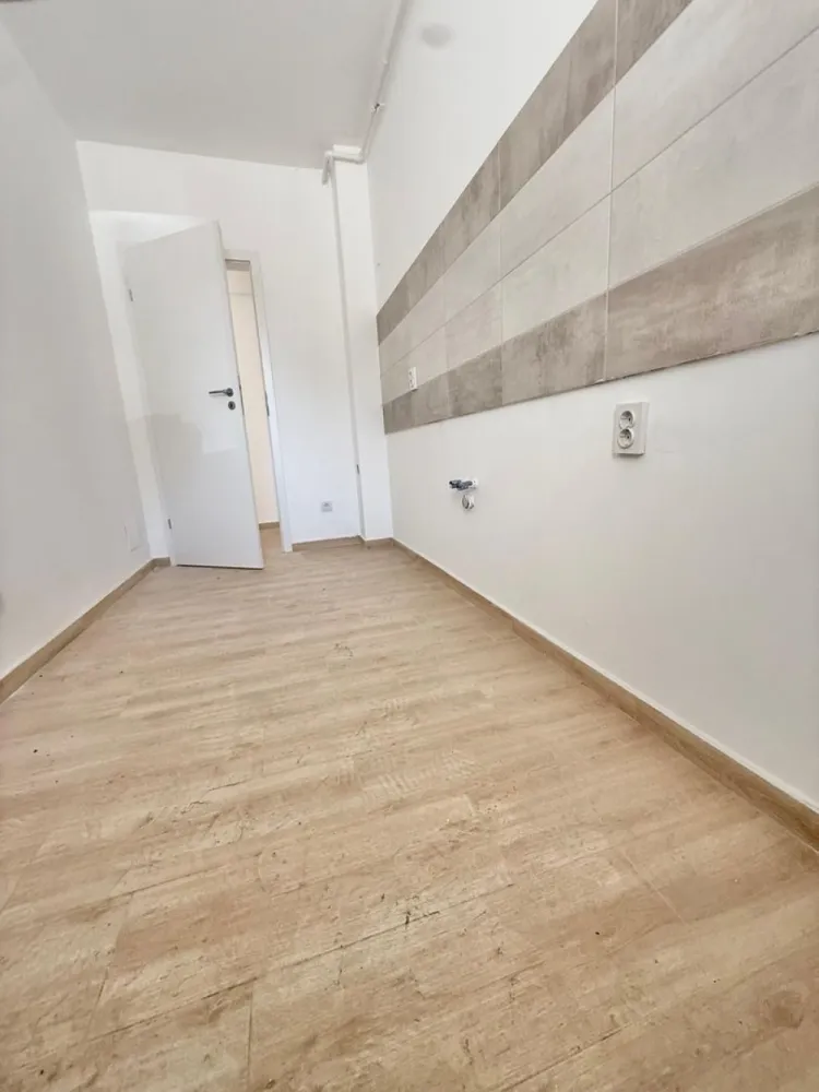 Garsoniera cartier Militari Residence - mutare imediata!! - TVA INCLUS !! Vă prezentăm o garsonieră deosebită, situată în cartierul Militari Residence, într-un bloc modern cu regim de înălțime P+3, poziționat strategic pentru a vă oferi confort și accesibilitate. Detalii proprietate: - Tip: Garsonieră - Etaj: Demisol înalt - Finalizata - mutare imediata !! - Locație: Militari Residence Avantaje: - Bloc nou, construit cu materiale de calitate, garantând un standard ridicat de confort. - Poziție excelentă, în imediata apropiere a mijloacelor de transport în comun, pentru o deplasare facilă către orice zonă a orașului. - Acces rapid la instituții educaționale (școli publice), centre comerciale, supermarketuri și mall-uri. - Zonă liniștită, ideală pentru locuit sau investiție. Acum este momentul să achiziționați locuința visurilor dumneavoastră! Contactați-ne pentru mai multe detalii și programarea unei vizionări.