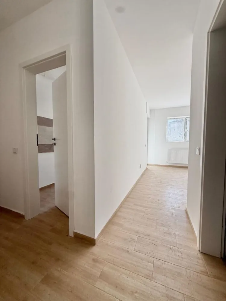 Garsoniera cartier Militari Residence - mutare imediata!! - TVA INCLUS !! Vă prezentăm o garsonieră deosebită, situată în cartierul Militari Residence, într-un bloc modern cu regim de înălțime P+3, poziționat strategic pentru a vă oferi confort și accesibilitate. Detalii proprietate: - Tip: Garsonieră - Etaj: Demisol înalt - Finalizata - mutare imediata !! - Locație: Militari Residence Avantaje: - Bloc nou, construit cu materiale de calitate, garantând un standard ridicat de confort. - Poziție excelentă, în imediata apropiere a mijloacelor de transport în comun, pentru o deplasare facilă către orice zonă a orașului. - Acces rapid la instituții educaționale (școli publice), centre comerciale, supermarketuri și mall-uri. - Zonă liniștită, ideală pentru locuit sau investiție. Acum este momentul să achiziționați locuința visurilor dumneavoastră! Contactați-ne pentru mai multe detalii și programarea unei vizionări. }}