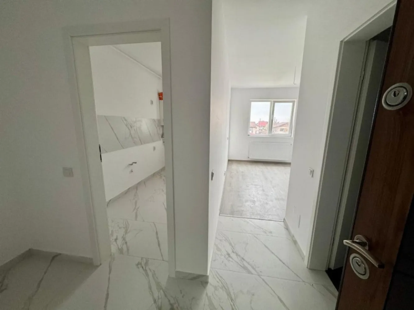 Gars Militari Residence - mutare imediata!! - TVA INCLUS !! Vă prezentăm o garsonieră deosebită, situată în cartierul Militari Residence, într-un bloc modern cu regim de înălțime P+3, poziționat strategic pentru a vă oferi confort și accesibilitate. Detalii proprietate: - Tip: Garsonieră - Locație: Militari Residence Avantaje: - Bloc nou, construit cu materiale de calitate, garantând un standard ridicat de confort. - Poziție excelentă, în imediata apropiere a mijloacelor de transport în comun, pentru o deplasare facilă către orice zonă a orașului. - Acces rapid la instituții educaționale (școli publice), centre comerciale, supermarketuri și mall-uri. - Zonă liniștită, ideală pentru locuit sau investiție. Acum este momentul să achiziționați locuința visurilor dumneavoastră! Contactați-ne pentru mai multe detalii și programarea unei vizionări.