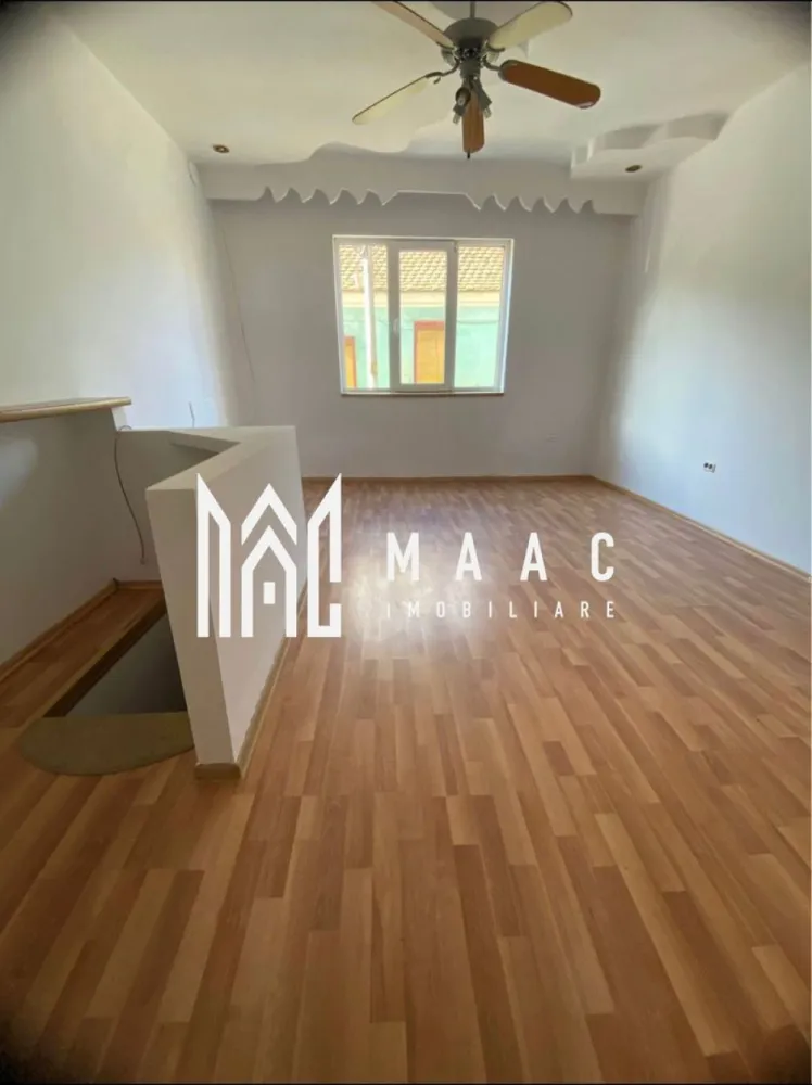 Casă 3 Camere | 75 mpu | Garaj Acoperit | Rășinari - MAAC Imobiliare oferă spre vânzare o casă situată în centrul Rășinariului, cu o suprafață utilă de 75 mp, ideală pentru locuire sau investiție. Proprietatea dispune de curte comună și următoarea compartimentare: 3 dormitoare 2 băi 2 bucătării Toate utilitățile, cu gazul la poartă În curte se regăsește și un garaj acoperit, oferind spațiu sigur pentru parcare și depozitare. Casa este amplasată într-o zonă centrală, cu acces facil către magazine, transport și puncte de interes. Pentru mai multe detalii specificati telefonic ID:CP2831499 }}