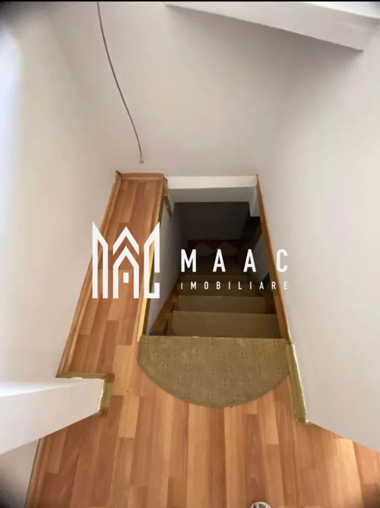 Casă 3 Camere | 75 mpu | Garaj Acoperit | Rășinari - MAAC Imobiliare oferă spre vânzare o casă situată în centrul Rășinariului, cu o suprafață utilă de 75 mp, ideală pentru locuire sau investiție. Proprietatea dispune de curte comună și următoarea compartimentare: 3 dormitoare 2 băi 2 bucătării Toate utilitățile, cu gazul la poartă În curte se regăsește și un garaj acoperit, oferind spațiu sigur pentru parcare și depozitare. Casa este amplasată într-o zonă centrală, cu acces facil către magazine, transport și puncte de interes. Pentru mai multe detalii specificati telefonic ID:CP2831499 }}