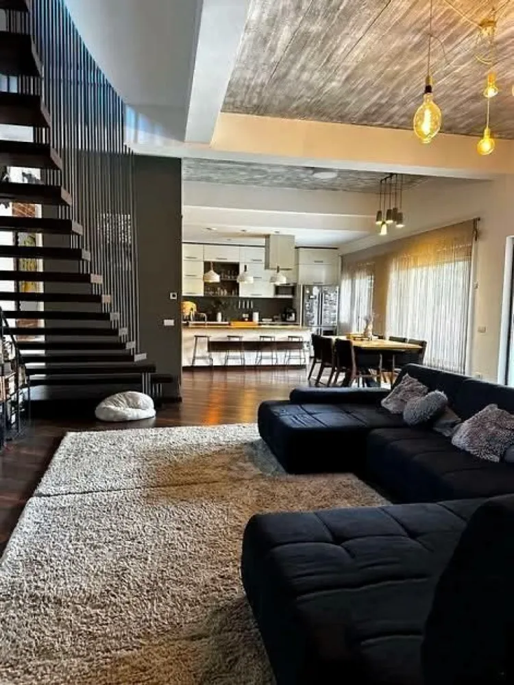 BRASADAS vinde casa RENOVATA 470mp in zona ULTRACENTRALA. - Agentia Imobiliara BRASADAS vinde casa cu 4 camere, suprafata 470mp. RENOVATA INTEGRAL situata in zona ULTRACENTRALA cu un teren de 6,7 ari. Constructia este dispusa pe parter si etaj, oferind spatii generoase si multipleposibilitati de compartimentare. Cladirea include un spatiul comercial de aproximativ 110 mp situat la strada, cu intrare separata, ideal pentru showroom, cabinet, salon, birouri sau alte activitati comerciale. Accesul in curtea proprietatii este separat, oferind intimitate zonei rezidentiale. Compartimentare: 3 dormitoare spatioase (cu posibilitate de amenajare a mai multor camere) 2 saloane generoase bucatarie birou dressing lavanderie 3 bai terasa exterioara Exterior: terasa cu zona barbeque piscina (1,5 m adancime) crama de vinuri beci Datorita pozitiei ultra centrale si suprafetei generoase, proprietatea este potrivita pentru locuinta premium, clinica, birouri, pensiune boutique sau investitie imobiliara. Www.brasadas.com. }}