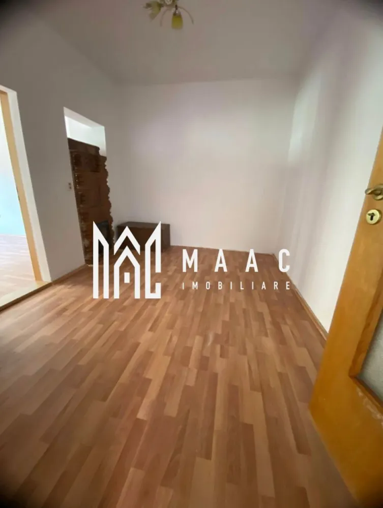 Casă 3 Camere | 75 mpu | Garaj Acoperit | Rășinari - MAAC Imobiliare oferă spre vânzare o casă situată în centrul Rășinariului, cu o suprafață utilă de 75 mp, ideală pentru locuire sau investiție. Proprietatea dispune de curte comună și următoarea compartimentare: 3 dormitoare 2 băi 2 bucătării Toate utilitățile, cu gazul la poartă În curte se regăsește și un garaj acoperit, oferind spațiu sigur pentru parcare și depozitare. Casa este amplasată într-o zonă centrală, cu acces facil către magazine, transport și puncte de interes. Pentru mai multe detalii specificati telefonic ID:CP2831499 }}