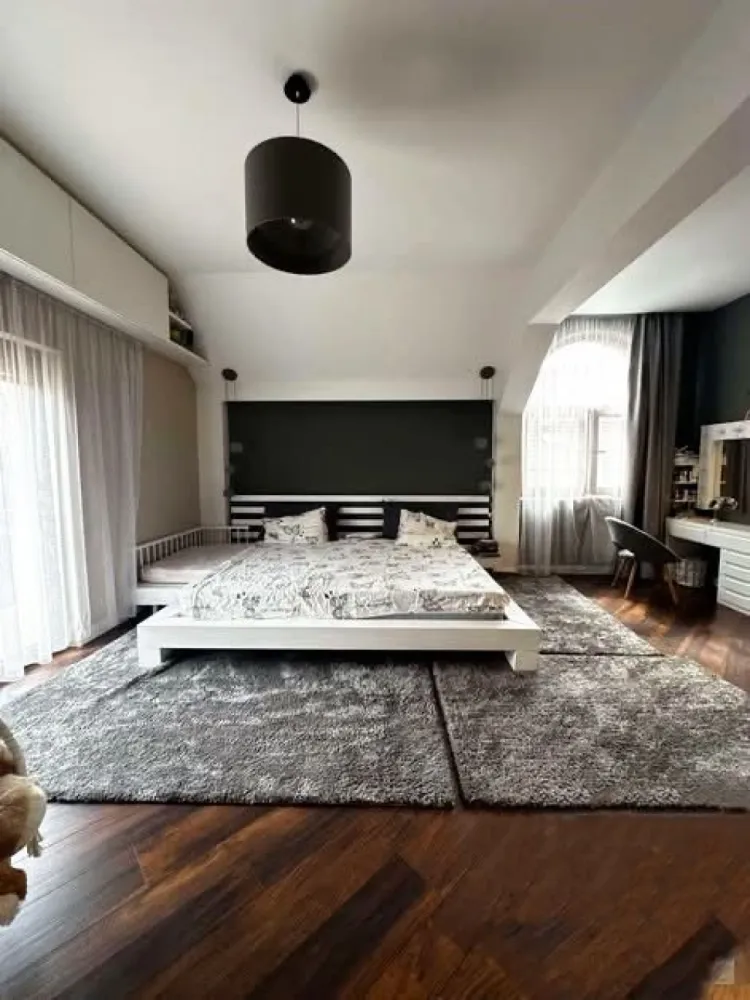 BRASADAS vinde casa RENOVATA 470mp in zona ULTRACENTRALA. - Agentia Imobiliara BRASADAS vinde casa cu 4 camere, suprafata 470mp. RENOVATA INTEGRAL situata in zona ULTRACENTRALA cu un teren de 6,7 ari. Constructia este dispusa pe parter si etaj, oferind spatii generoase si multipleposibilitati de compartimentare. Cladirea include un spatiul comercial de aproximativ 110 mp situat la strada, cu intrare separata, ideal pentru showroom, cabinet, salon, birouri sau alte activitati comerciale. Accesul in curtea proprietatii este separat, oferind intimitate zonei rezidentiale. Compartimentare: 3 dormitoare spatioase (cu posibilitate de amenajare a mai multor camere) 2 saloane generoase bucatarie birou dressing lavanderie 3 bai terasa exterioara Exterior: terasa cu zona barbeque piscina (1,5 m adancime) crama de vinuri beci Datorita pozitiei ultra centrale si suprafetei generoase, proprietatea este potrivita pentru locuinta premium, clinica, birouri, pensiune boutique sau investitie imobiliara. Www.brasadas.com. }}