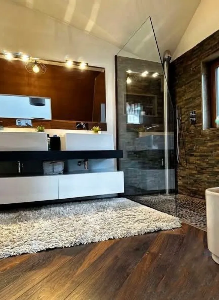 BRASADAS vinde casa RENOVATA 470mp in zona ULTRACENTRALA. - Agentia Imobiliara BRASADAS vinde casa cu 4 camere, suprafata 470mp. RENOVATA INTEGRAL situata in zona ULTRACENTRALA cu un teren de 6,7 ari. Constructia este dispusa pe parter si etaj, oferind spatii generoase si multipleposibilitati de compartimentare. Cladirea include un spatiul comercial de aproximativ 110 mp situat la strada, cu intrare separata, ideal pentru showroom, cabinet, salon, birouri sau alte activitati comerciale. Accesul in curtea proprietatii este separat, oferind intimitate zonei rezidentiale. Compartimentare: 3 dormitoare spatioase (cu posibilitate de amenajare a mai multor camere) 2 saloane generoase bucatarie birou dressing lavanderie 3 bai terasa exterioara Exterior: terasa cu zona barbeque piscina (1,5 m adancime) crama de vinuri beci Datorita pozitiei ultra centrale si suprafetei generoase, proprietatea este potrivita pentru locuinta premium, clinica, birouri, pensiune boutique sau investitie imobiliara. Www.brasadas.com. }}